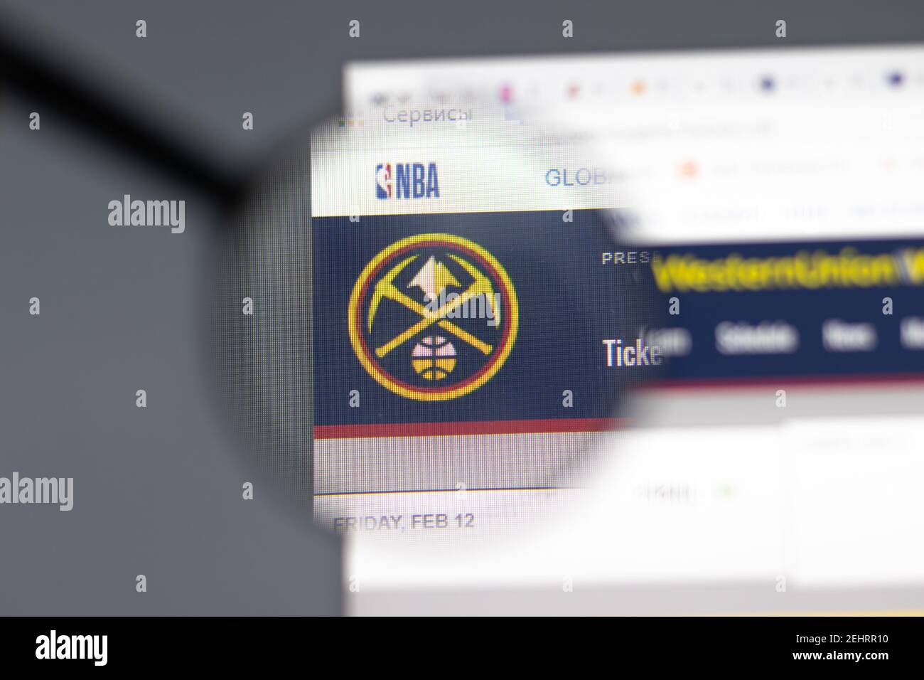 New York, USA - 15. Februar 2021: Denver Nuggets Website im Browser mit Firmenlogo, illustrative Editorial Stockfoto