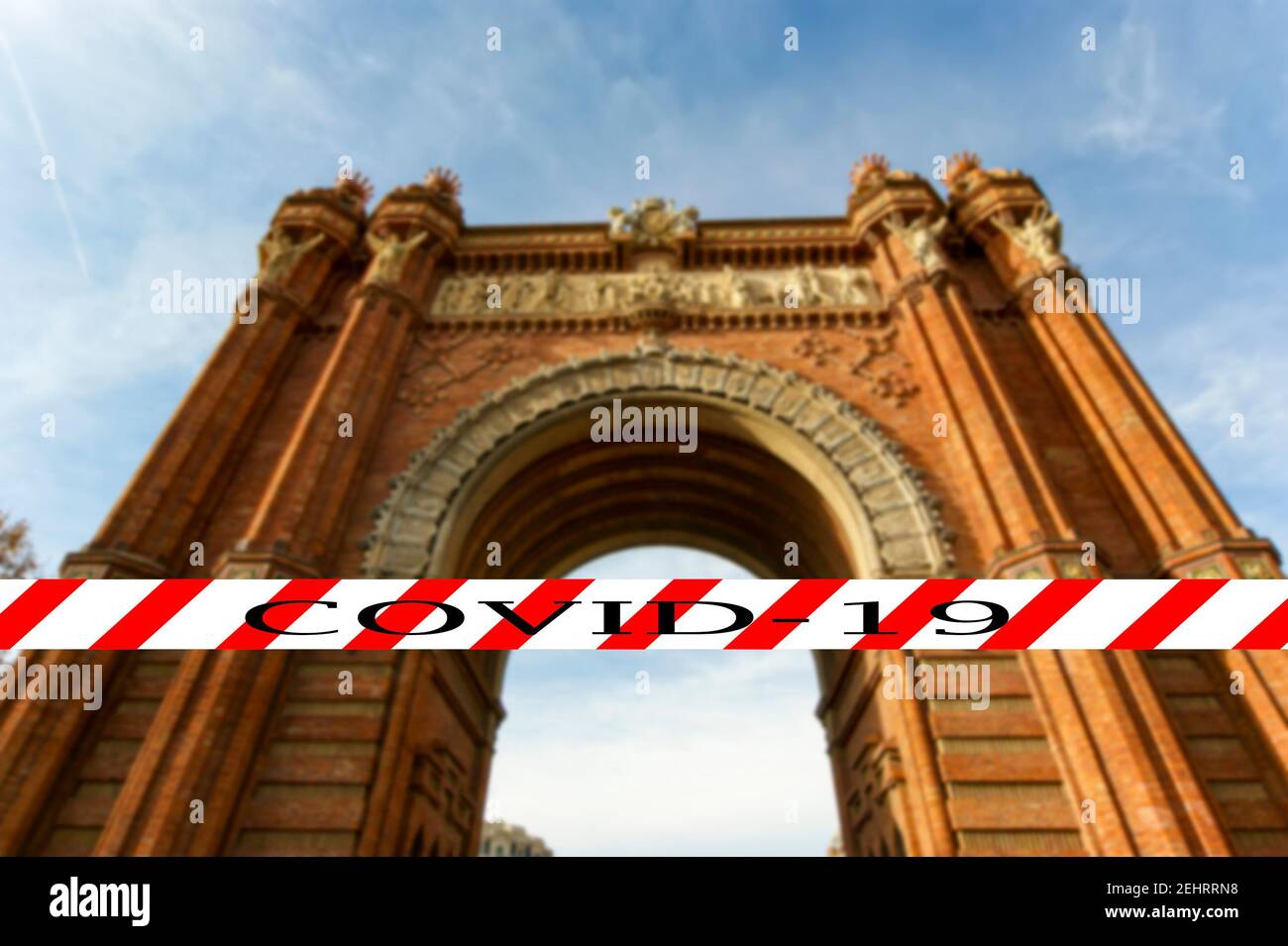 Coronavirus in Barcelona, Spanien. Covid-19 Zeichen auf unscharfem Hintergrund. Konzept der COVID-Pandemie und Reisen in Europa. Arc de Triomf Stockfoto