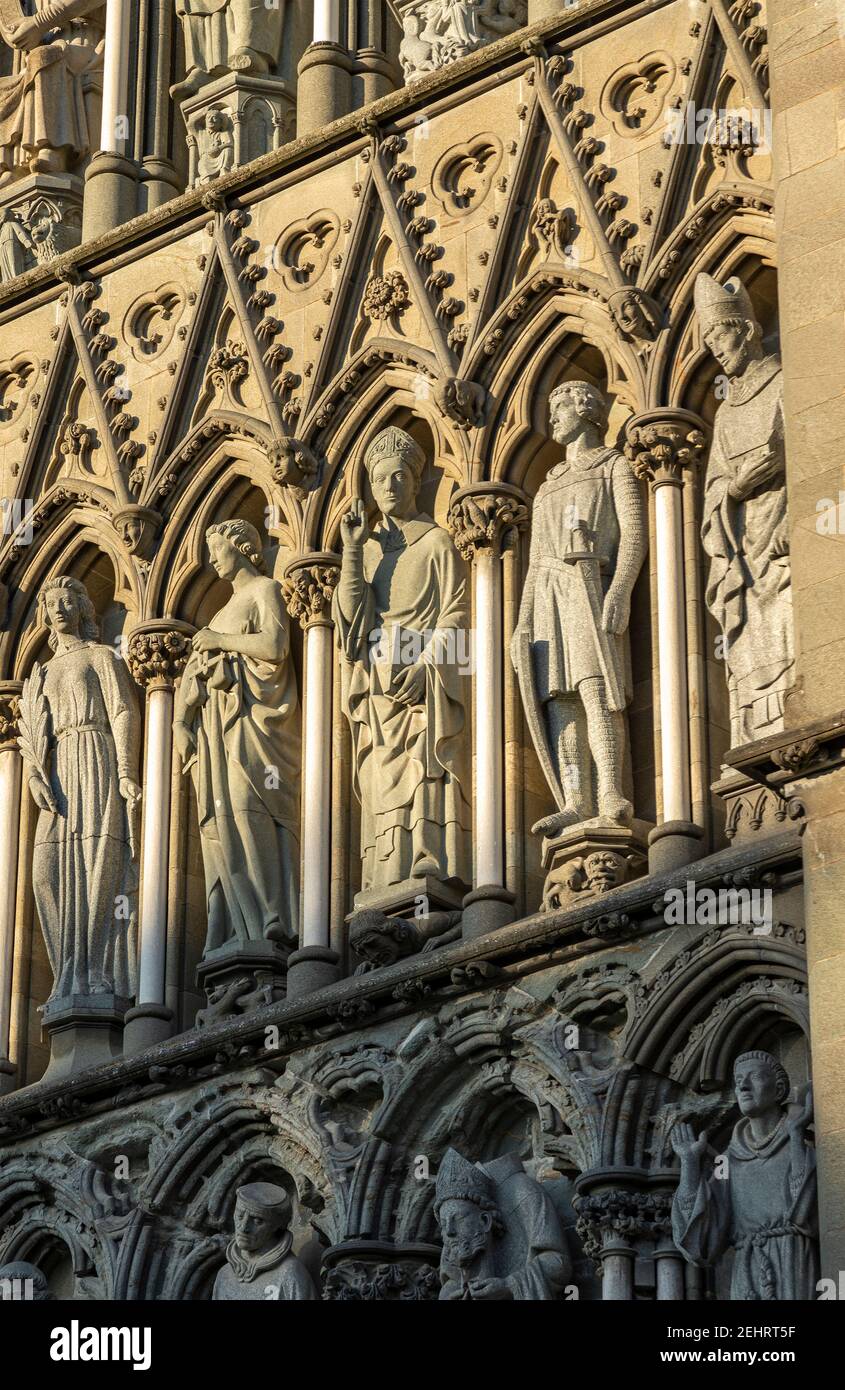 Detailansicht von Statuen und Schnitzereien am Nidaros Dom, Trondheim. Stockfoto