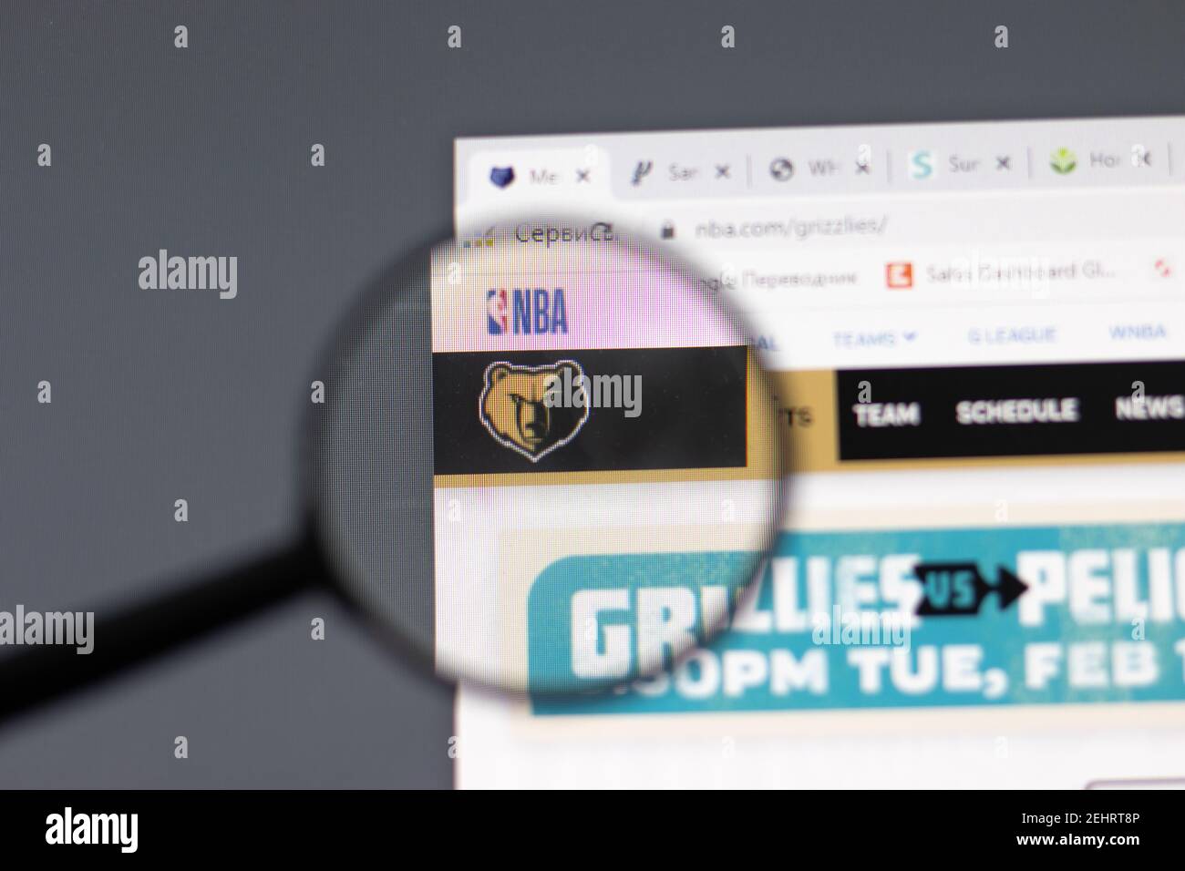 New York, USA - 15. Februar 2021: Memphis Grizzlies Website im Browser mit Firmenlogo, illustrative Editorial Stockfoto