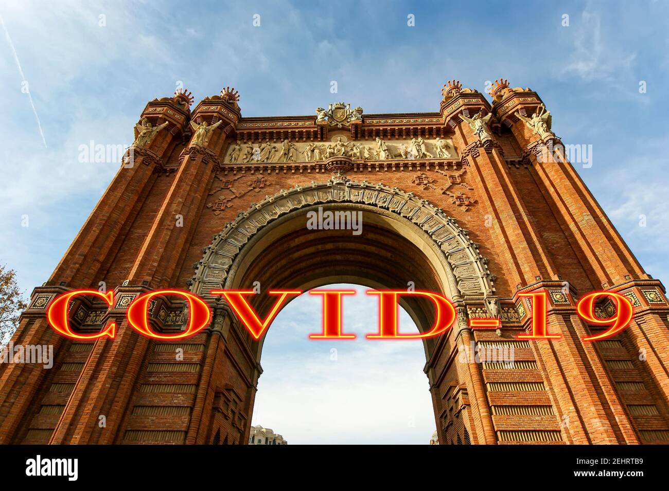 Coronavirus in Barcelona, Spanien. Covid-19-Schild. Konzept der COVID-Pandemie und Reisen in Europa. Arc de Triomf Stockfoto