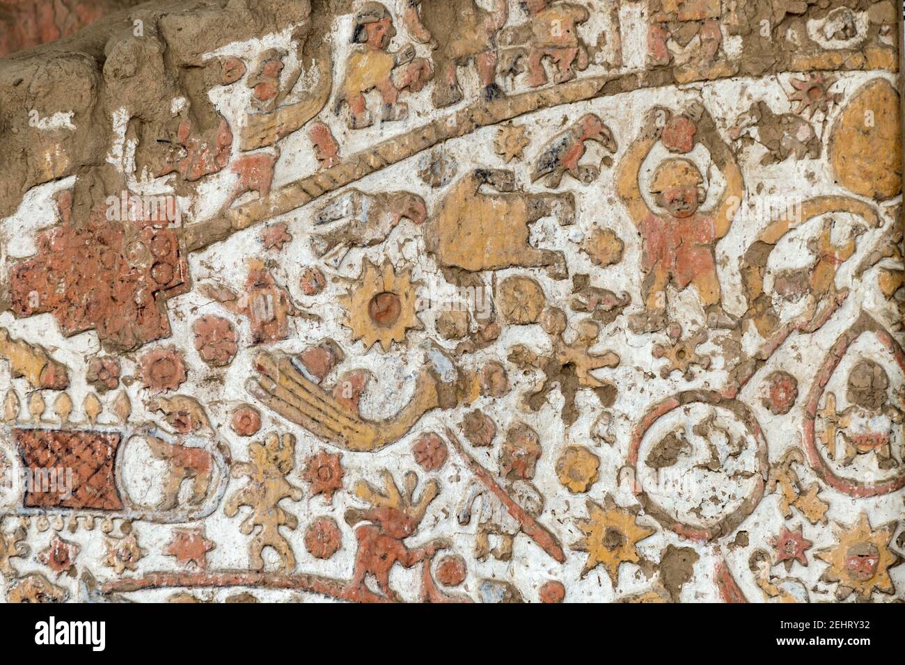 Geier essen enthaupteten Körper + andere Bilder, Wandbild der Mythen, Tempel des Mondes, Huaca del Luna, Moche Menschen (Mochica), Trujillo, Peru Stockfoto