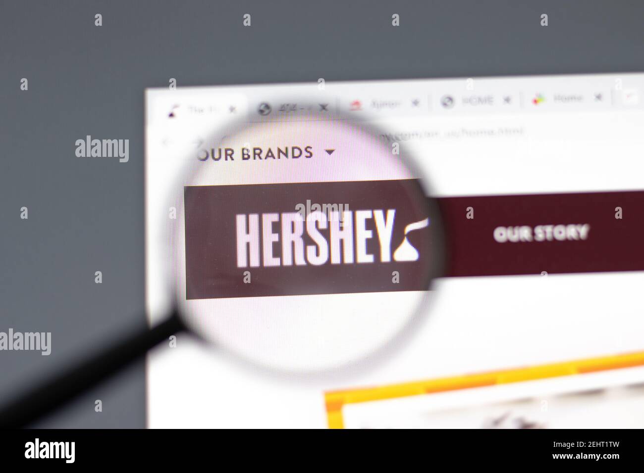 New York, USA - 15. Februar 2021: Website der Hershey Company im Browser mit Firmenlogo, illustrative Editorial Stockfoto