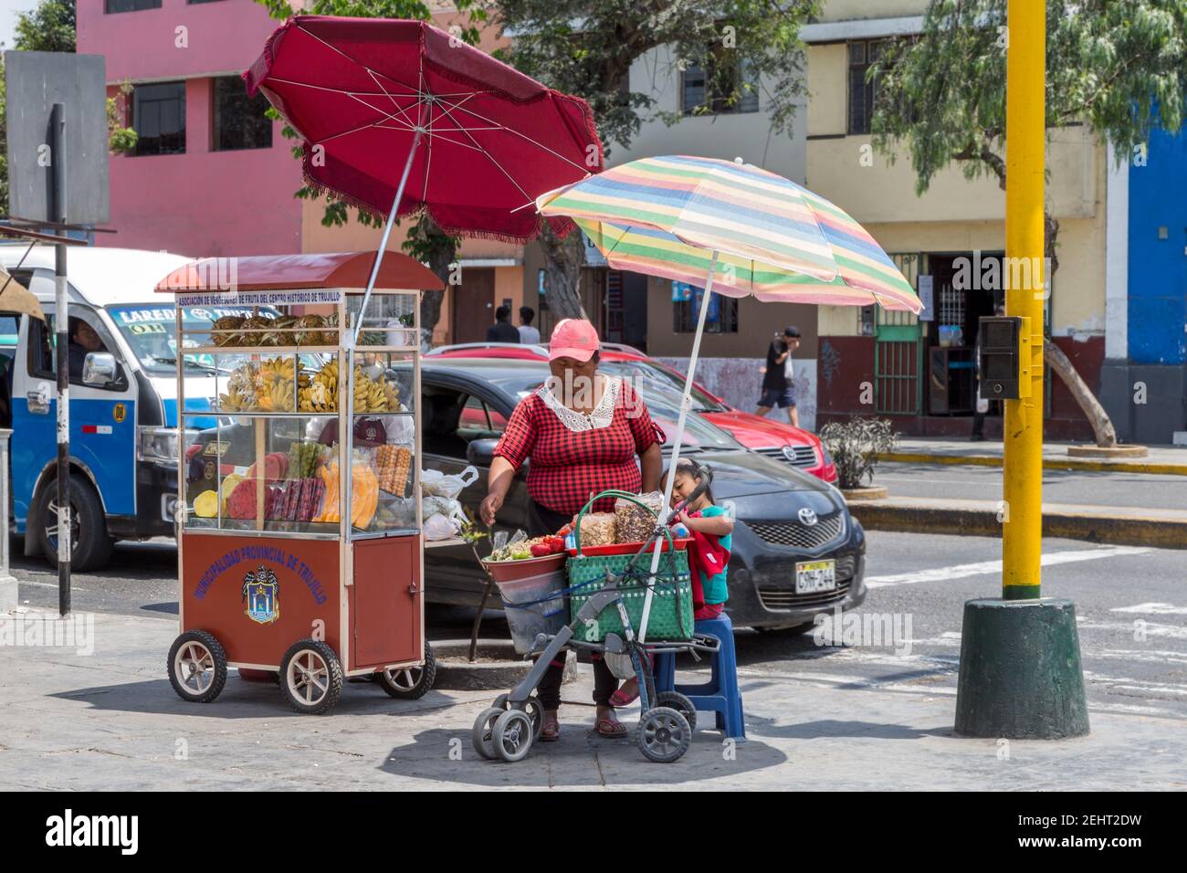 Frisches Obst und Nüsse Verkäufer, Trujillo, Peru Stockfoto