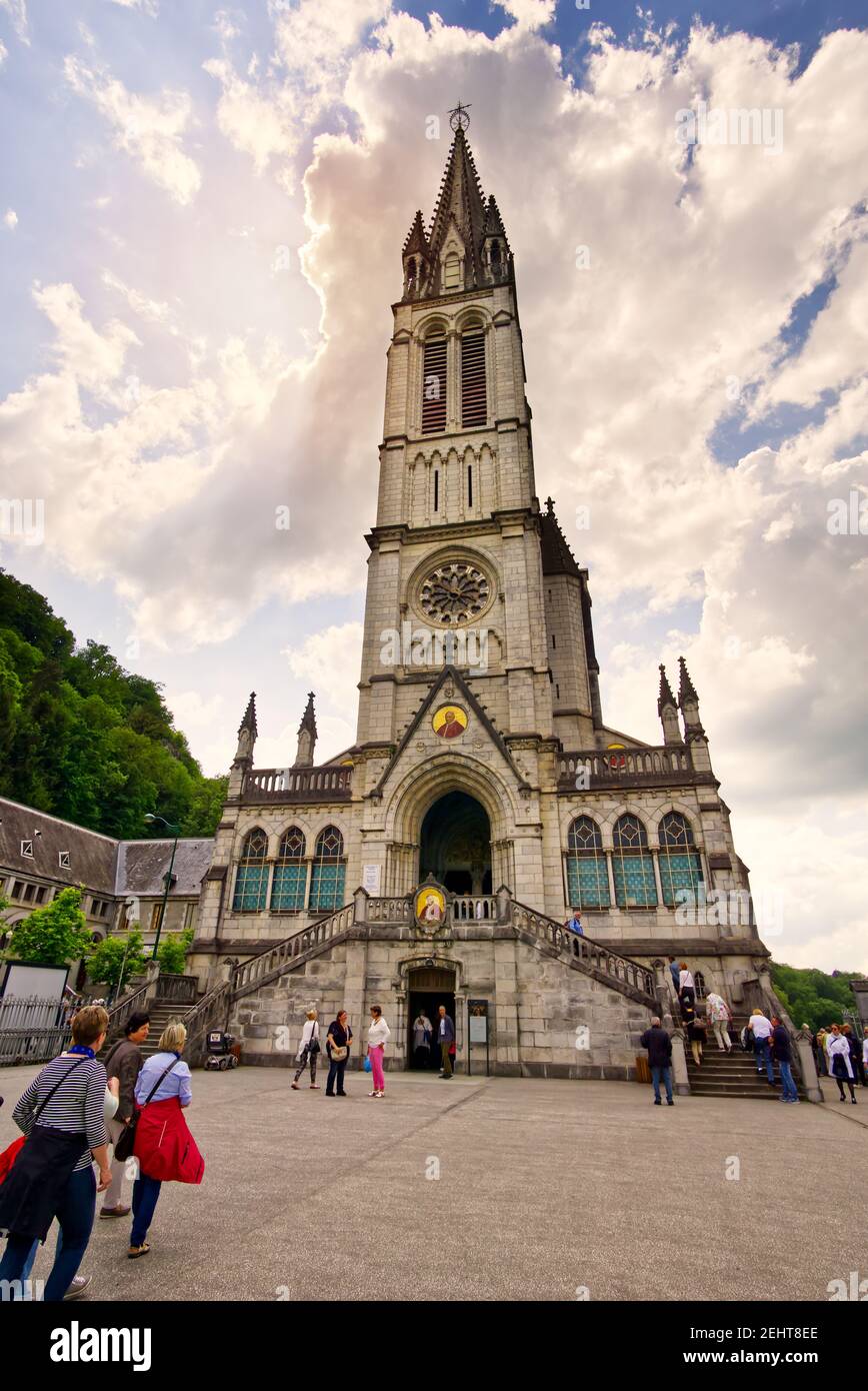 Lourdes, Frankreich - 05 2018. Christliches Kreuz auf einem Hintergrund die Basilika unserer Lieben Frau vom Rosenkranz in Lourdes, Frankreich Stockfoto