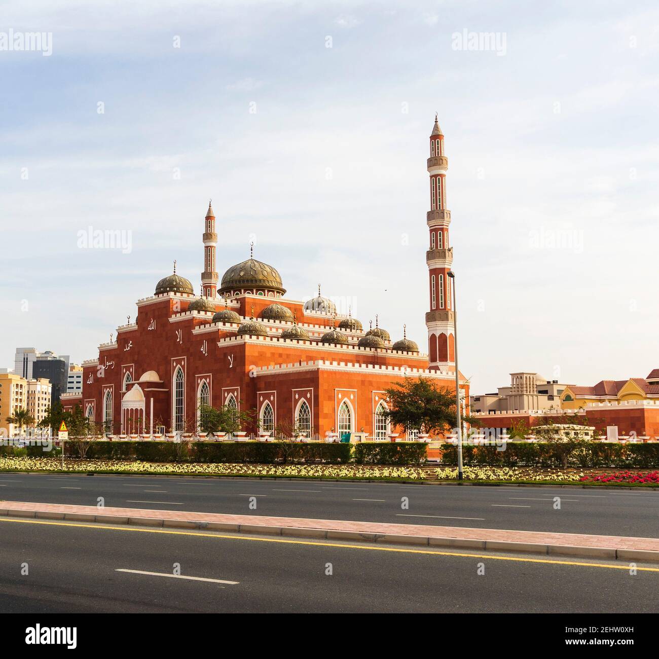 Dubai, VAE - Aufnahme der Al Salam Moschee in der Al Barsha Gegend. Stockfoto