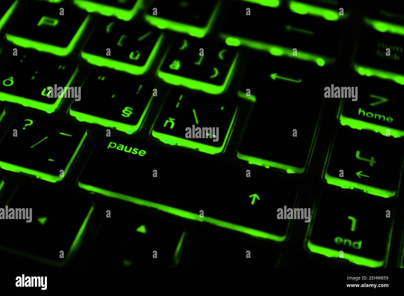 Moderne, grün beleuchtete Tastatur mit Hintergrundbeleuchtung. Grüne  Hintergrundbeleuchtung, Hintergrundbeleuchtung auf Laptop oder  Keyborad-Computer von Spielen im Dunkeln. Angehaltenes Spielkonzept  Stockfotografie - Alamy