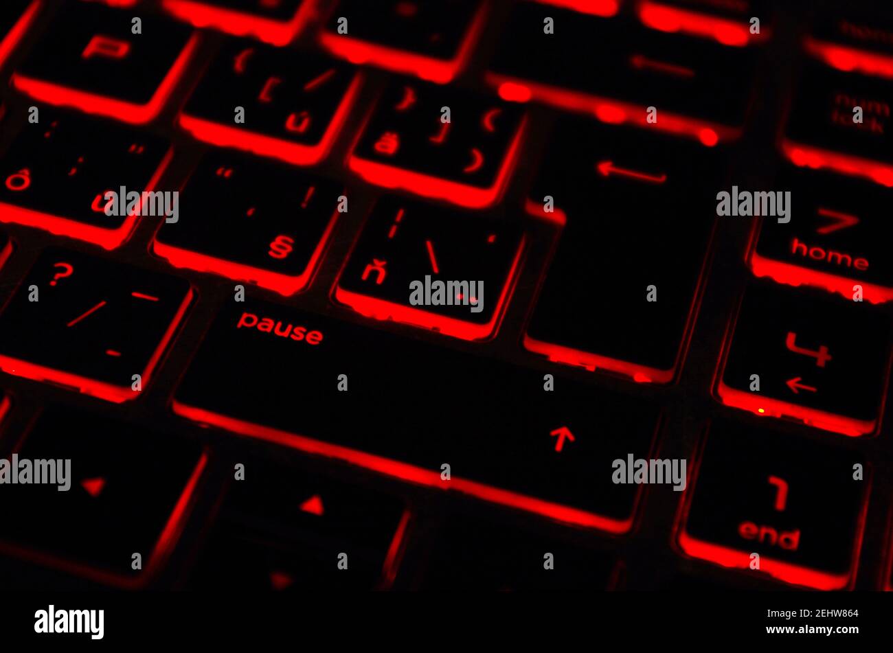 Rot beleuchtet beleuchtete Tastatur, auf Laptop oder Keyborad Computer von Spielen im Dunkeln. Cyber Attack, Hacking und Internet Security Konzept. Stockfoto