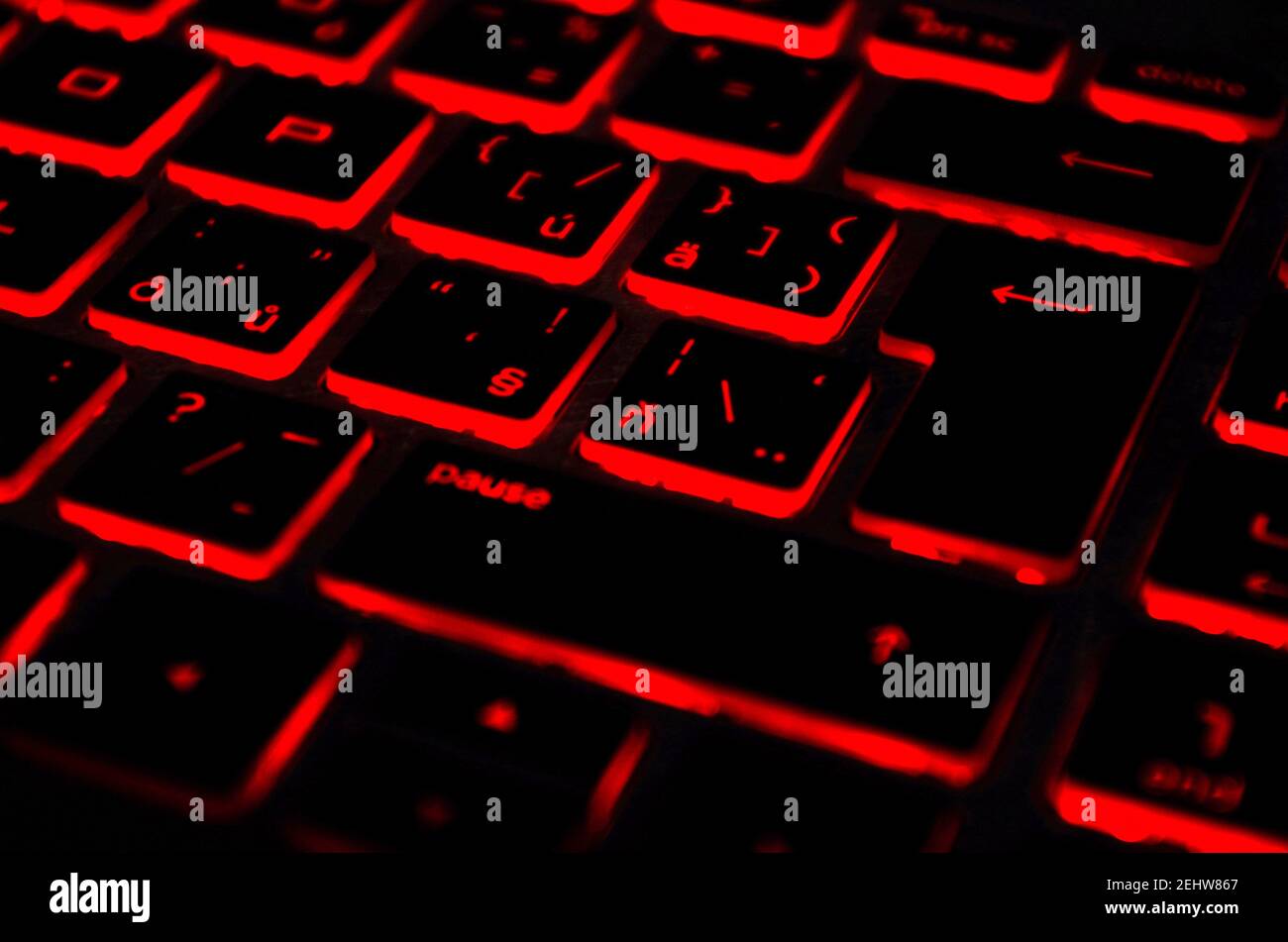 Rot beleuchtet beleuchtete Tastatur, auf Laptop oder Keyborad Computer von  Spielen im Dunkeln. Cyber Attack, Hacking und Internet Security Konzept  Stockfotografie - Alamy
