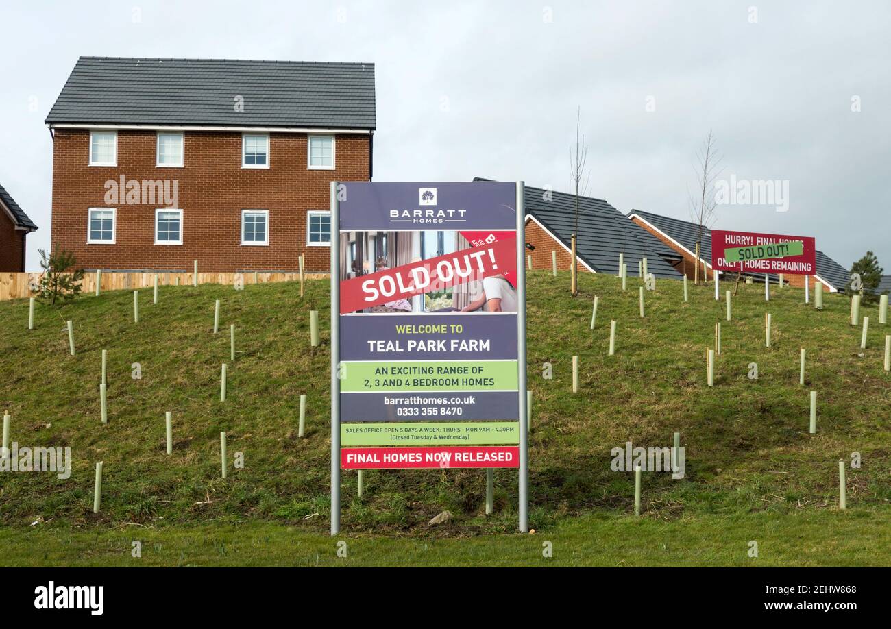 Ein Barratt Homes Schild zeigt an, dass sie alle Häuser in einer neuen Entwicklung in Teal Park Farm, Washington, Nordostengland, Großbritannien verkauft haben Stockfoto
