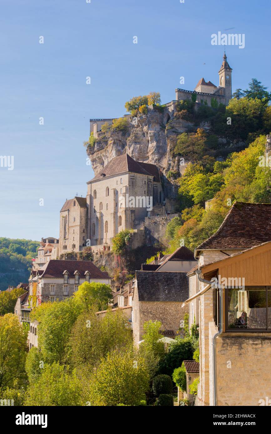 Ein schlossähnliches Gebäude in einer Stadt Stockfoto