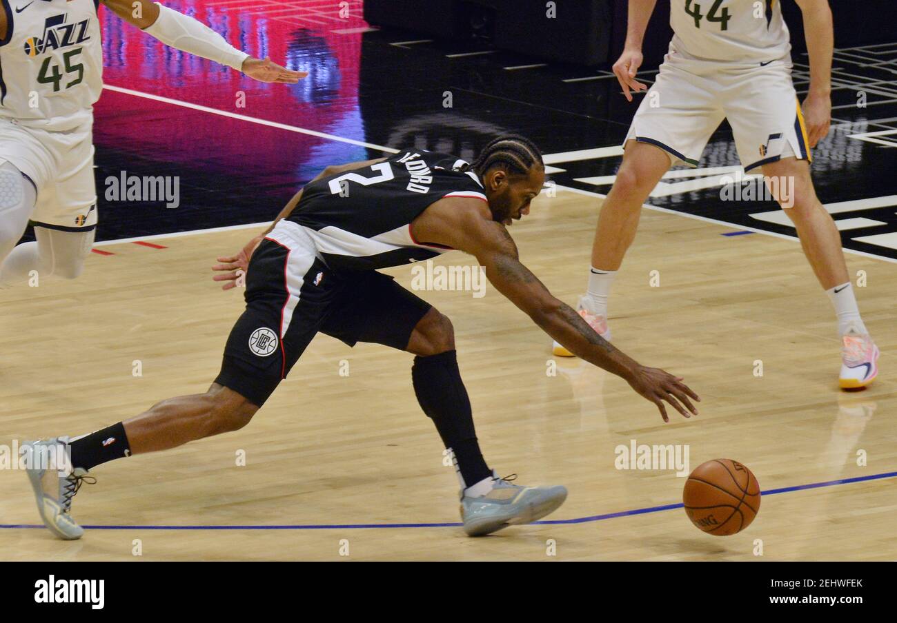 Los Angeles Clippers' Stürmer Kawhi Leonard jagt den lockeren Ball in der ersten Halbzeit gegen den Utah Jazz im Staples Center in Los Angeles am Freitag, den 19. Februar 2021. Die Clippers besiegten den Jazz 116-112. Foto von Jim Ruymen/UPI Stockfoto