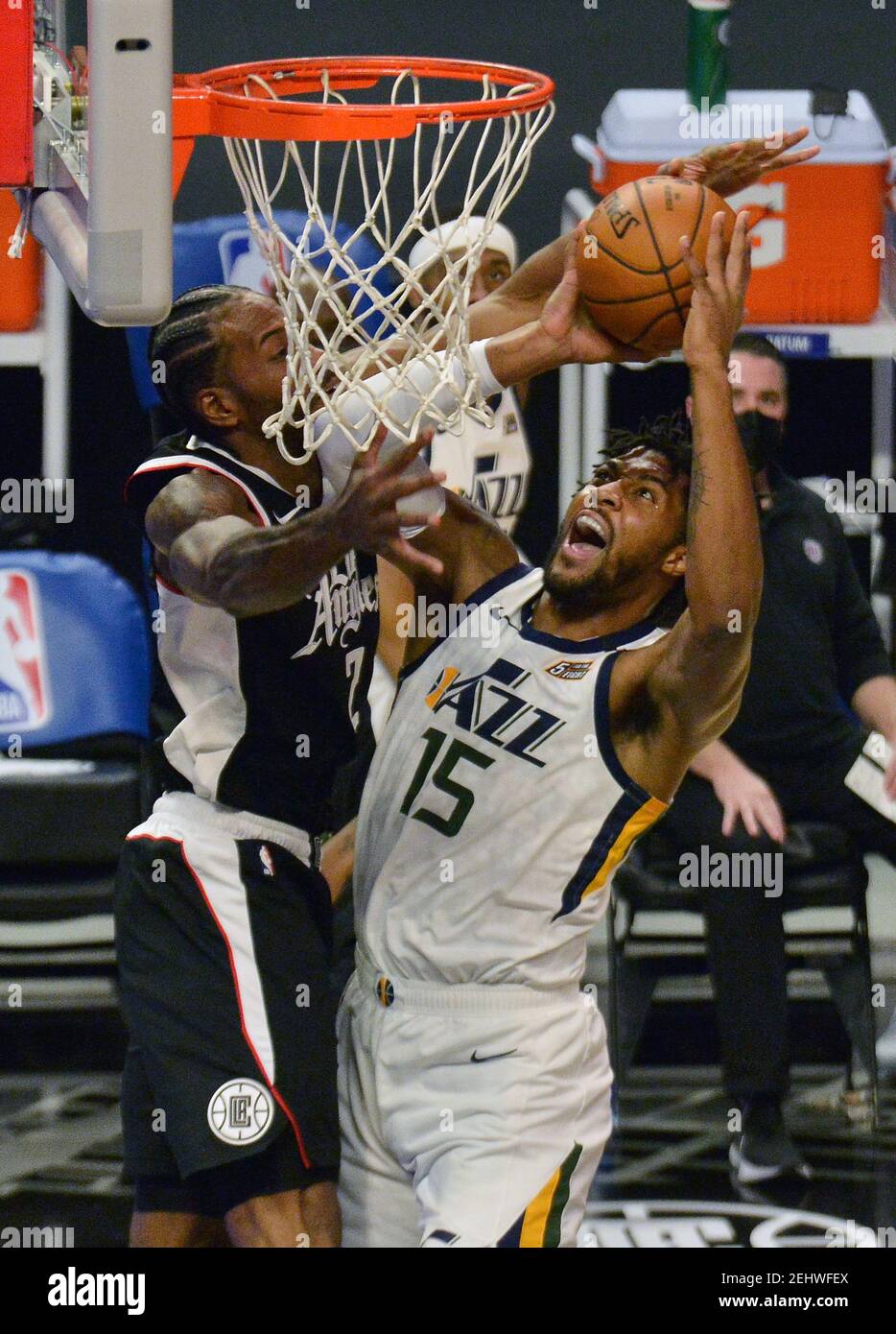 Der Utah Jazz Forward Derrick bevorzugt in der ersten Halbzeit am Freitag, den 19. Februar 2021, im Staples Center in Los Angeles die Punktzahlen gegenüber dem Los Angeles Clippers' Forward Kawhi Leonard. Die Clippers besiegten den Jazz 116-112. Foto von Jim Ruymen/UPI Stockfoto