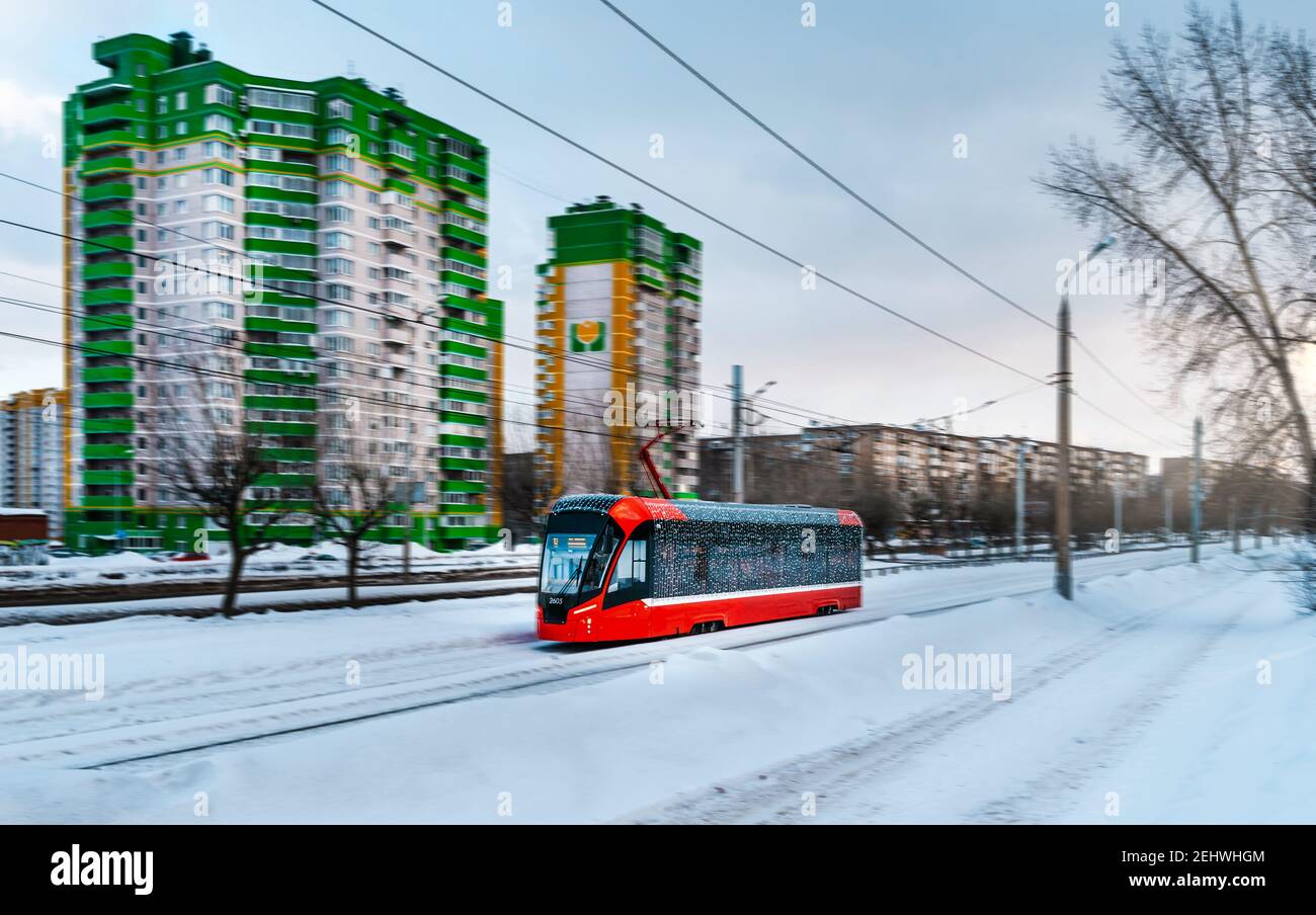 Rote moderne Straßenbahn auf der Straße in Izhevsk, Russland. Neue Straßenbahnen für russische Städte. Stockfoto