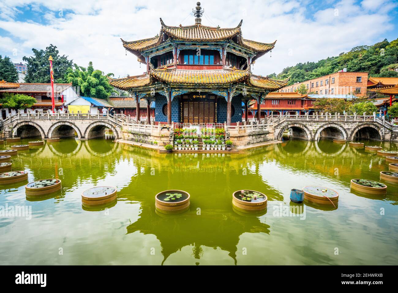 Kunming China , 11. Oktober 2020 : Yuantong Buddhistischer Tempel Weitwinkelansicht des achteckigen Pavillons mit Wasserspiegelung in Kunming Yunnan China Stockfoto