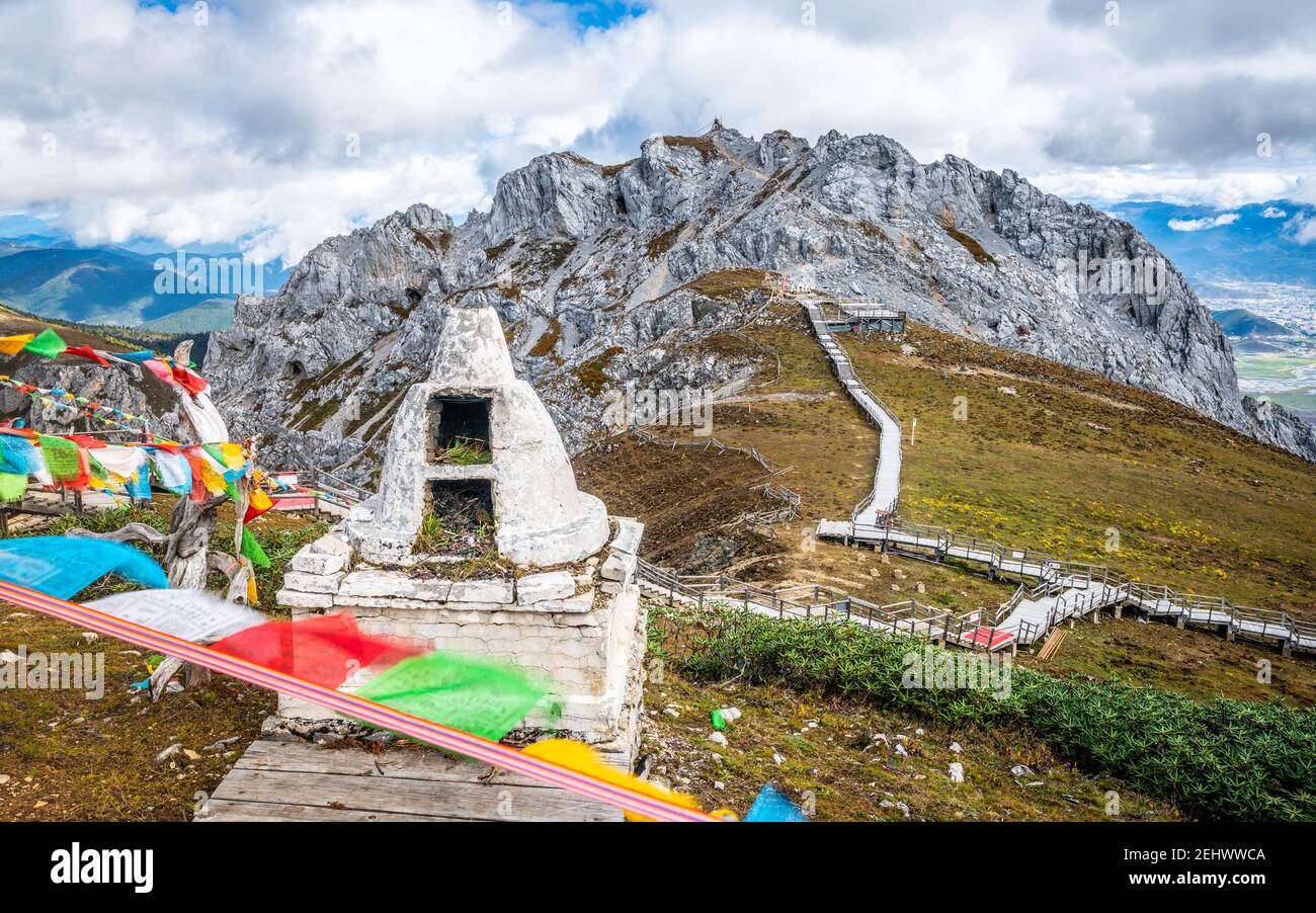 Tibetisch-buddhistischer Opferplatz und Shika Schneeberg Gipfel Blick in Shangri-La Yunnan China Stockfoto