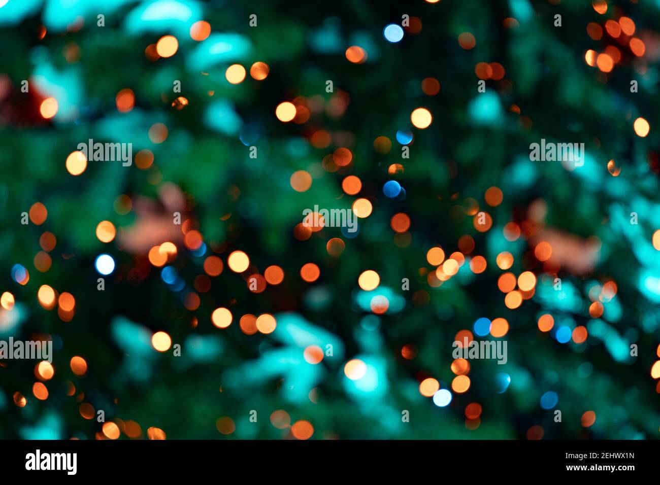 Grüner abstrakter Hintergrund mit rotem und gelbem Bokeh Stockfoto
