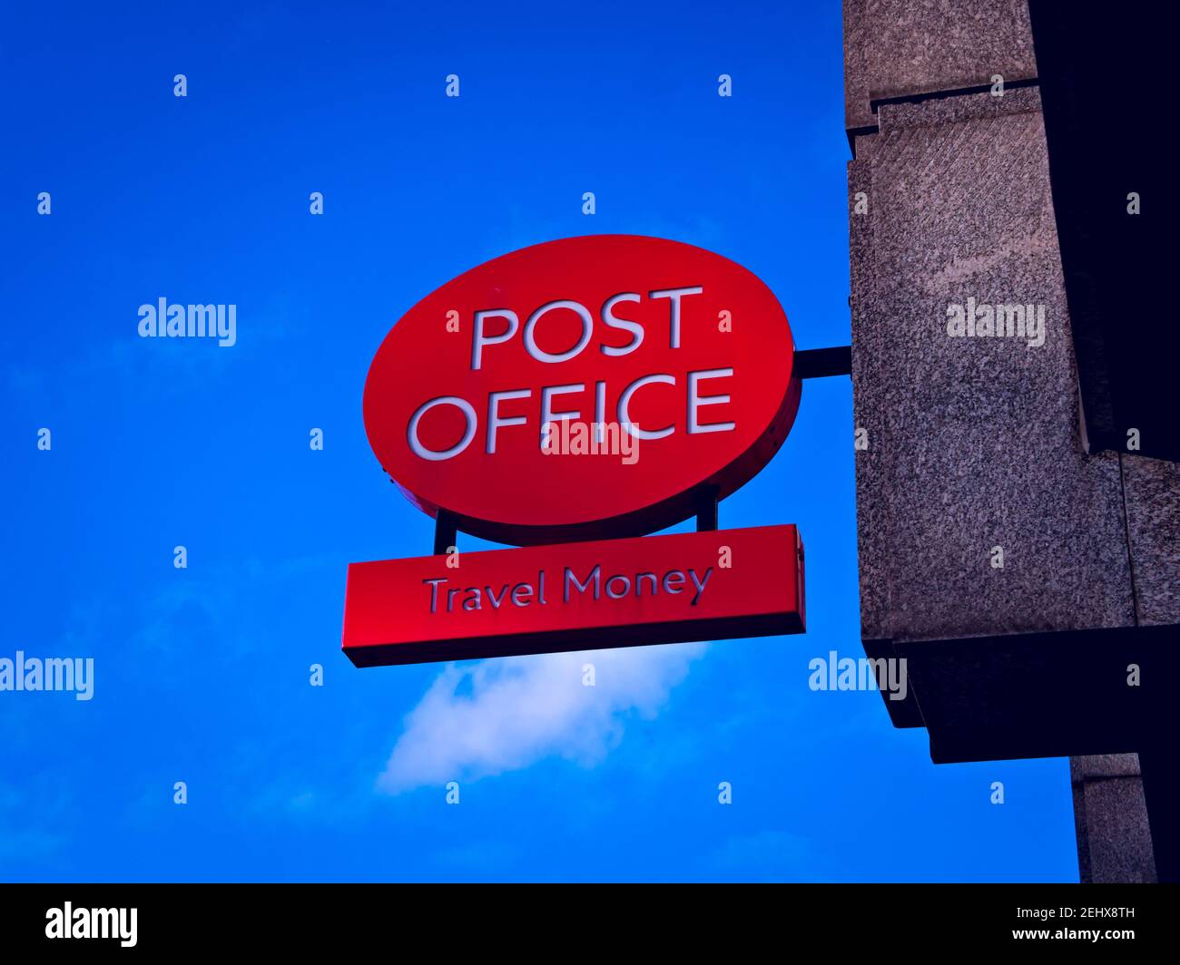 Rotes Post-Schild vor blauem Himmel Stockfoto