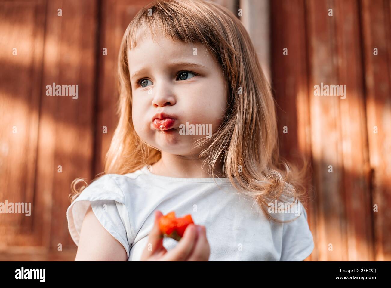 Kind mit Essen. Gesunde Ernährung Erdbeere Stockfoto