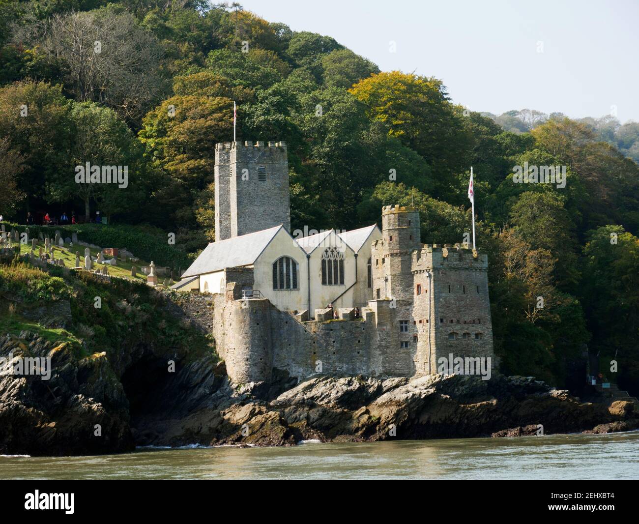 Dartmouth Castle und St. Petroc Kirche stehen an der Mündung des Flusses Dart in Devon. Stockfoto