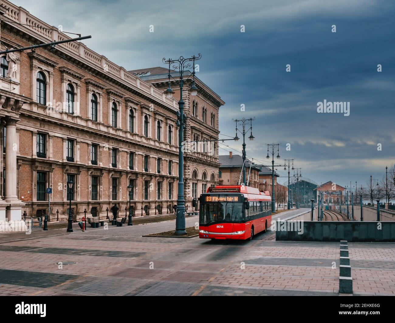 Ein moderner Trolleybus im historischen Zentrum von Budapest. Moderne Stadt Transport Fahrzeug Stockfoto