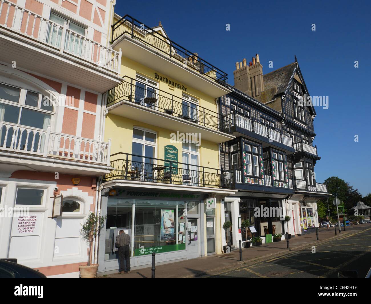 Die elisabethanischen Gebäude säumen das Ufer in Dartmouth, Devon. Stockfoto