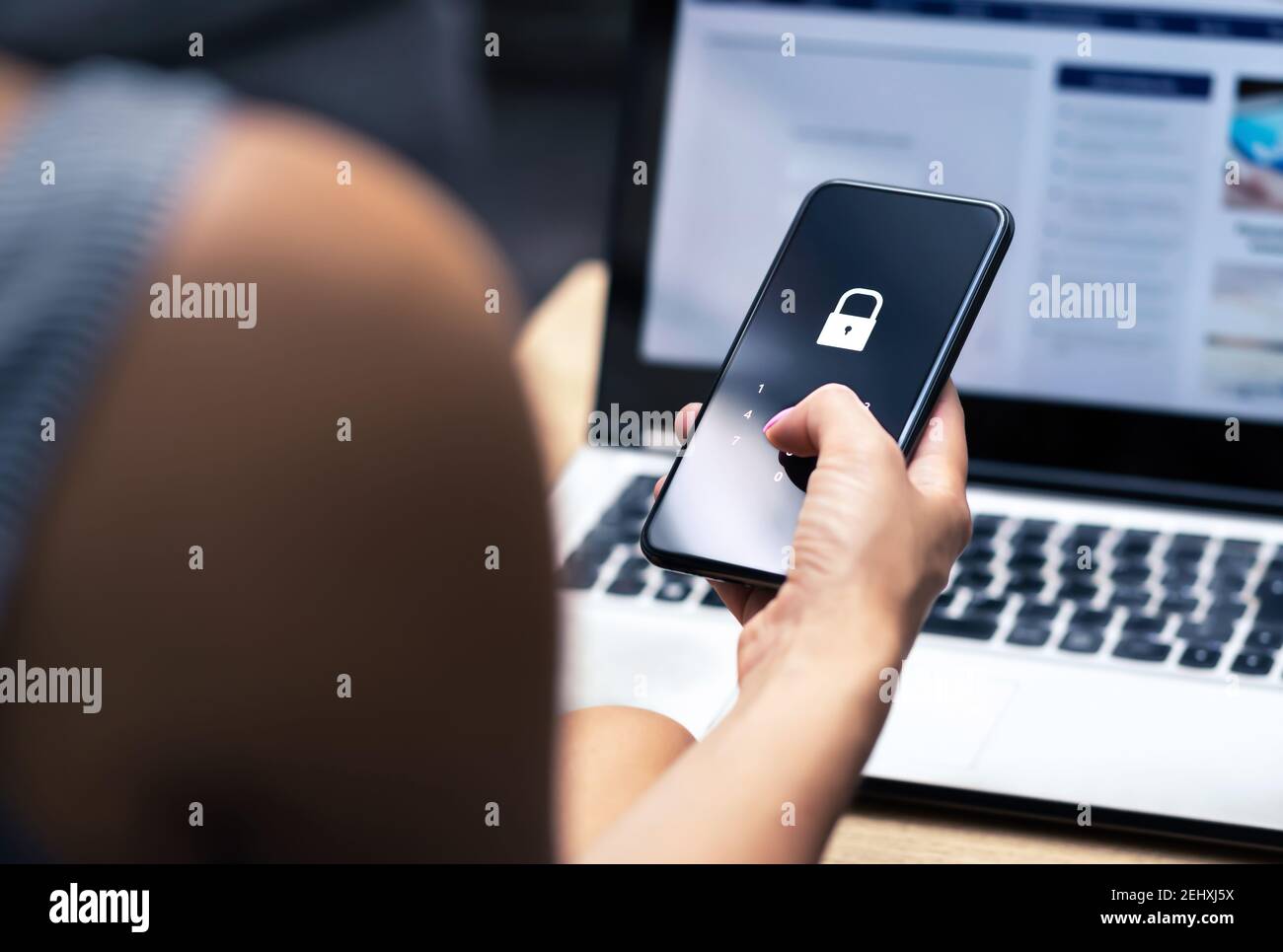 Phishing-, Handy-Hacker- oder Cyber-Betrug-Konzept. Passwort und Login-Pass-Code im Smartphone. Online-Sicherheitsbedrohung und -betrug. Weibliche Betrüger. Stockfoto