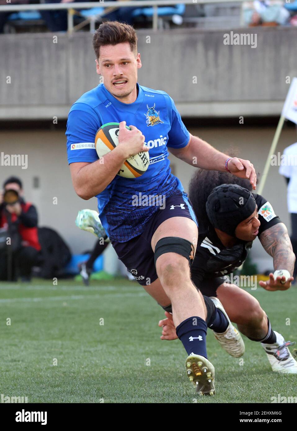 Tokio, Japan. Februar 2021, 20th. Panasonic Wild Knights No,8 Jack Cornelsen trägt den Ball in die Endzone, um einen Versuch bei einem Eröffnungsspiel des Japan Rugby Top League 2021 Turniers im Prince Chichibu Rugby Stadion in Tokio am Samstag, 20. Februar 2021 zu erzielen. Panasonic Wild Knights besiegte Ricoh Black Rams 55-14. Quelle: Yoshio Tsunoda/AFLO/Alamy Live News Stockfoto