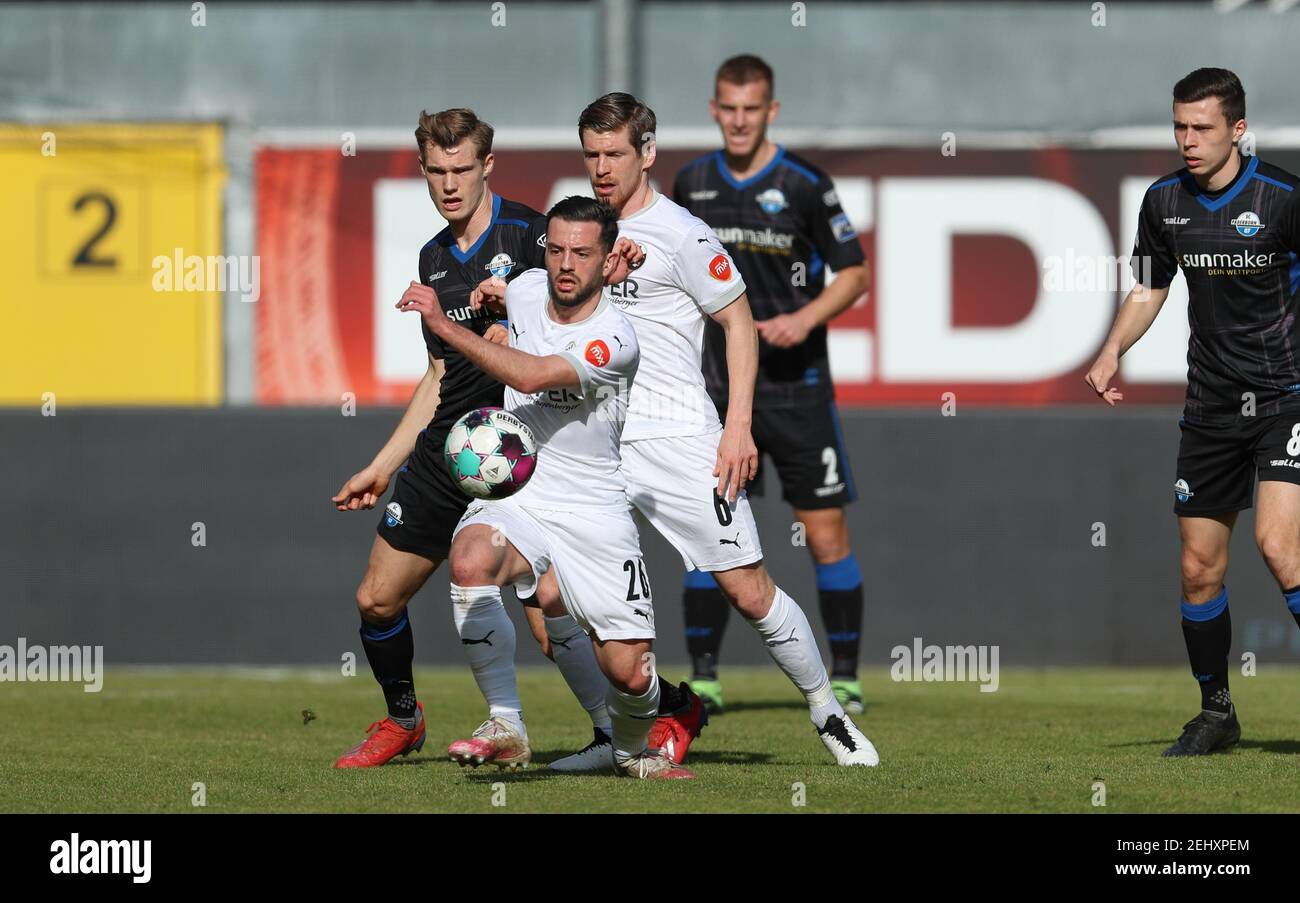 20. Februar 2021, Nordrhein-Westfalen, Paderborn: Fußball: 2nd Bundesliga, SC Paderborn 07 - SV Sandhausen, Matchday 22 in der Benteler Arena. Paderborner Svante Ingelsson (hinten l-r), Uwe Hünemeier und Ron Schallenberg kämpfen um den Ball mit Besar Halimi (vorne l-r) und Denis Linsmayer aus Sandhausen. Foto: Friso Gentsch/dpa - WICHTIGER HINWEIS: Gemäß den Bestimmungen der DFL Deutsche Fußball Liga und/oder des DFB Deutscher Fußball-Bund ist es untersagt, im Stadion und/oder vom Spiel aufgenommene Fotos in Form von Sequenzbildern und/oder videoähnlichen Bildern zu verwenden oder zu verwenden Stockfoto