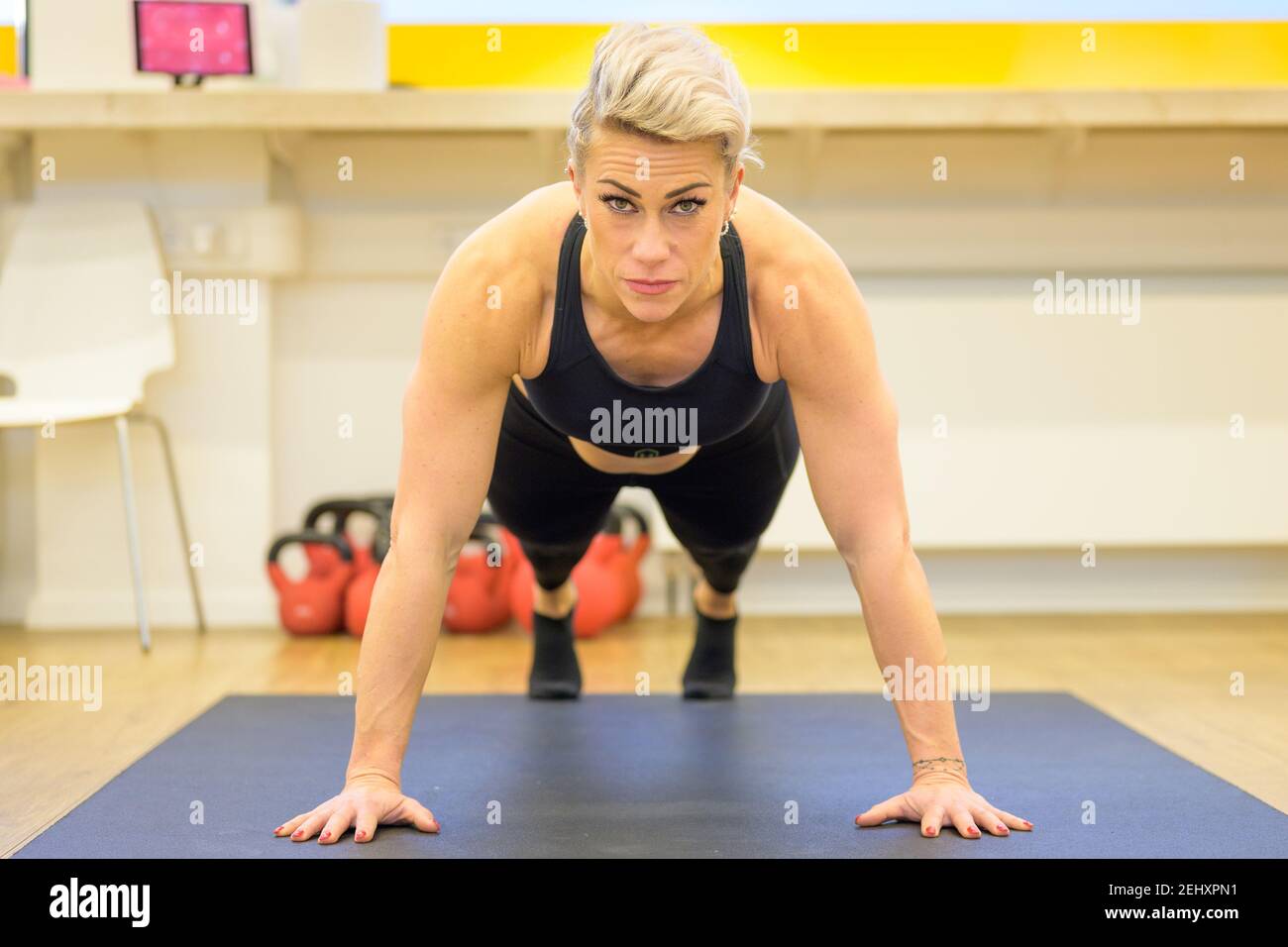 Fit starke fit Frau tut eine Yoga-Plank Pose in Ein niedriger Winkel Kopf-zu-Fuß-Ansicht in einer Gesundheit Und Fitnesskonzept Stockfoto