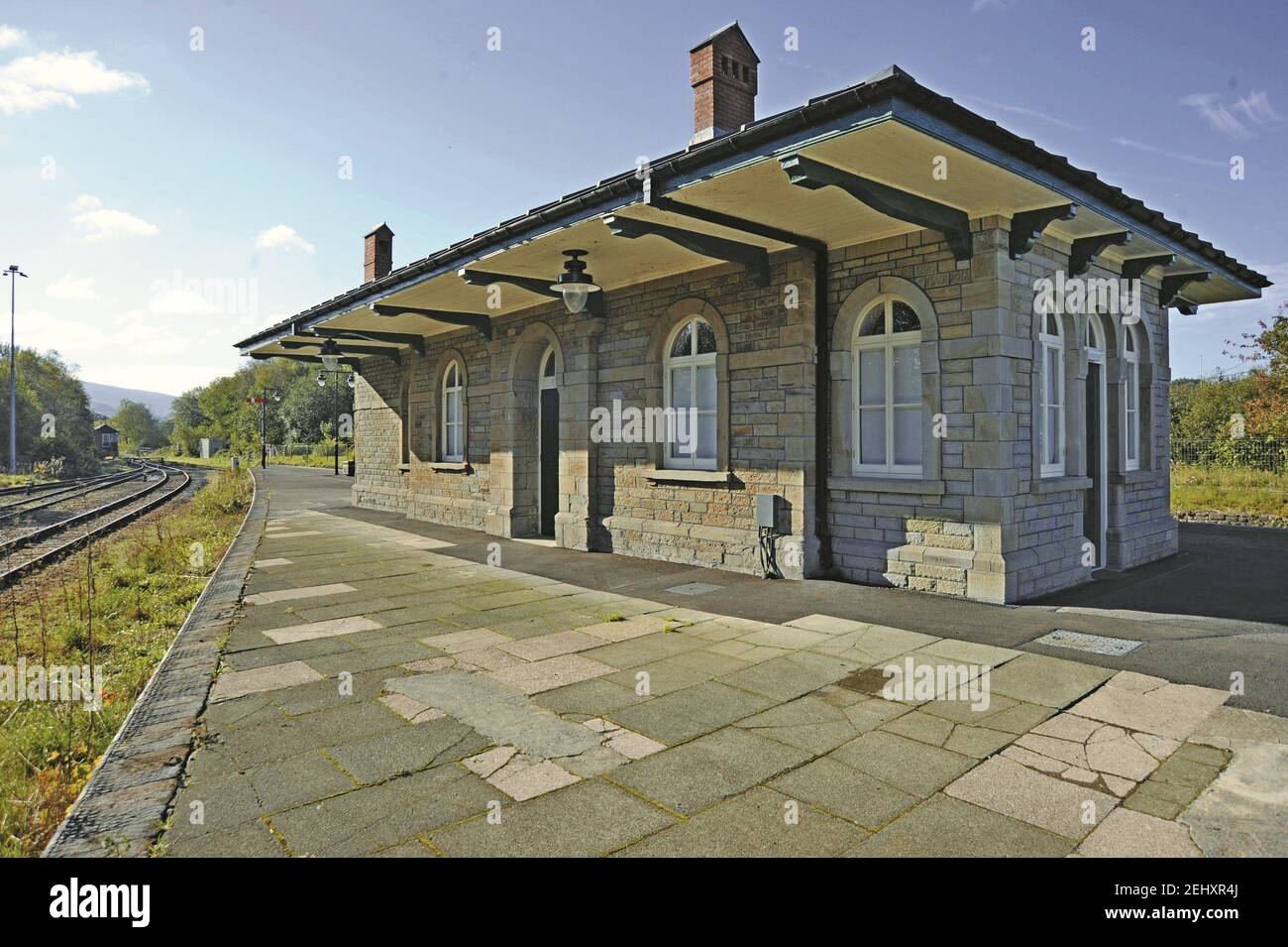 Das restaurierte Gebäude der historischen Station in Pantyffynon im Herzen Der Wales Railway Line Stockfoto
