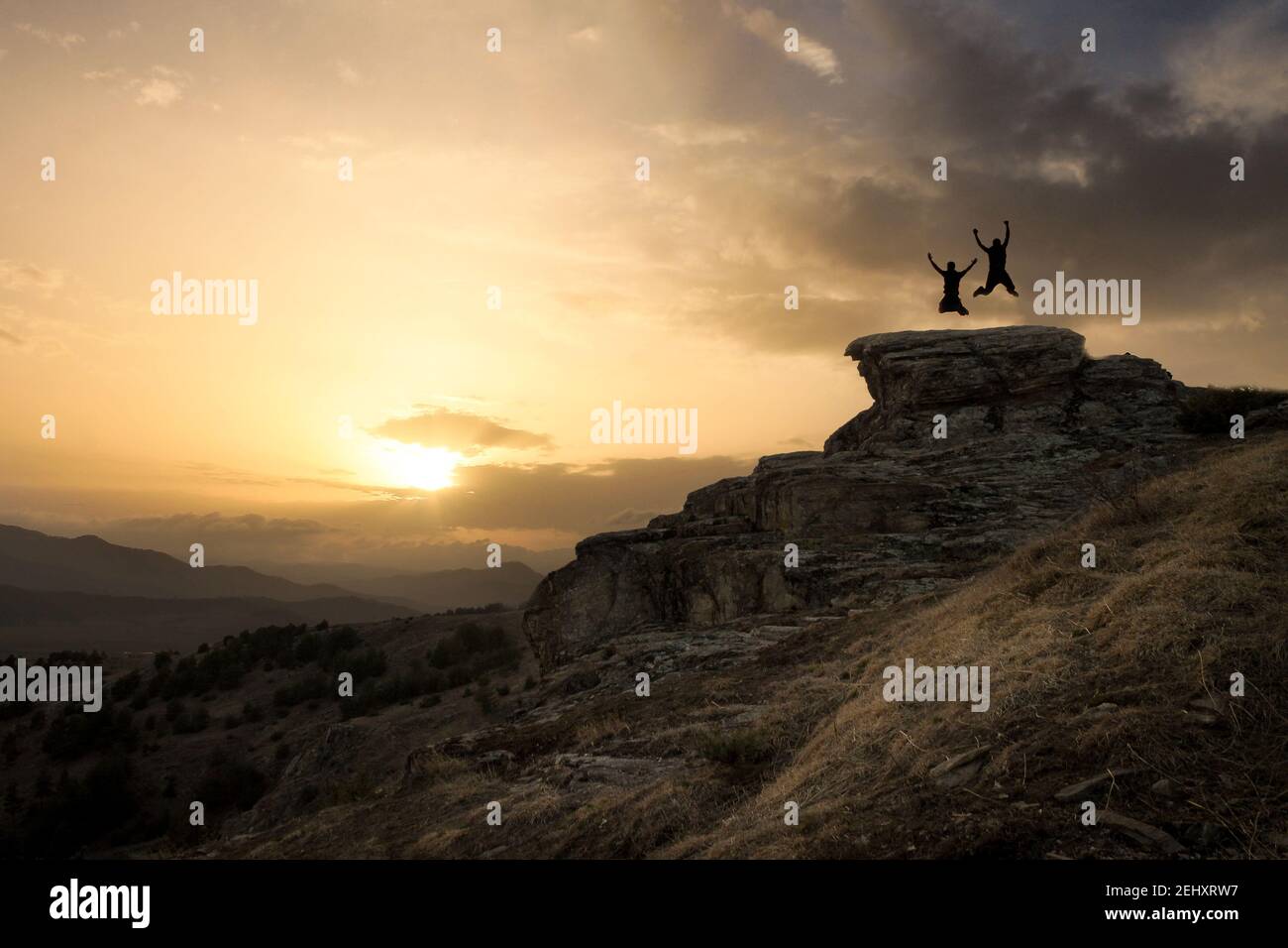 Zwei Wanderer In Silhouette Steht Auf Dem Felsen In Die Sch nen Berge zwei-wanderer-in-silhouette-steht-auf-dem-felsen-in-die-sch-nen-berge