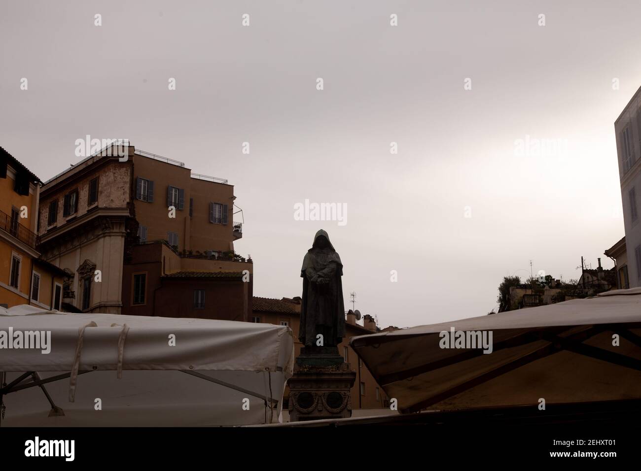 Rom, Italien. Februar 2021, 20th. Blick auf die Statue von Giordano Bruno auf der Piazza Campo dè Fiori in Rom (Foto: Matteo Nardone/Pacific Press) Quelle: Pacific Press Media Production Corp./Alamy Live News Stockfoto
