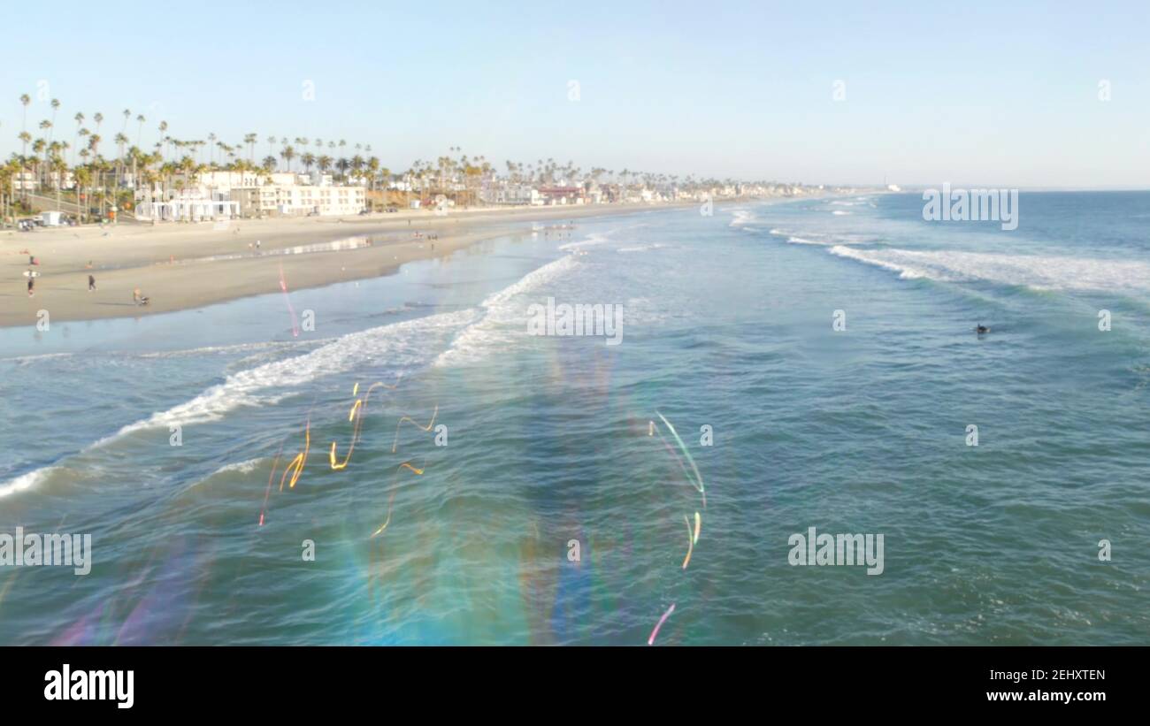Seifenblasen auf Pier in Kalifornien, verschwommen Sommer nahtlose Schleife Hintergrund. Kreative romantische Metapher, Konzept des Träumens, Glück und Magie Stockfoto