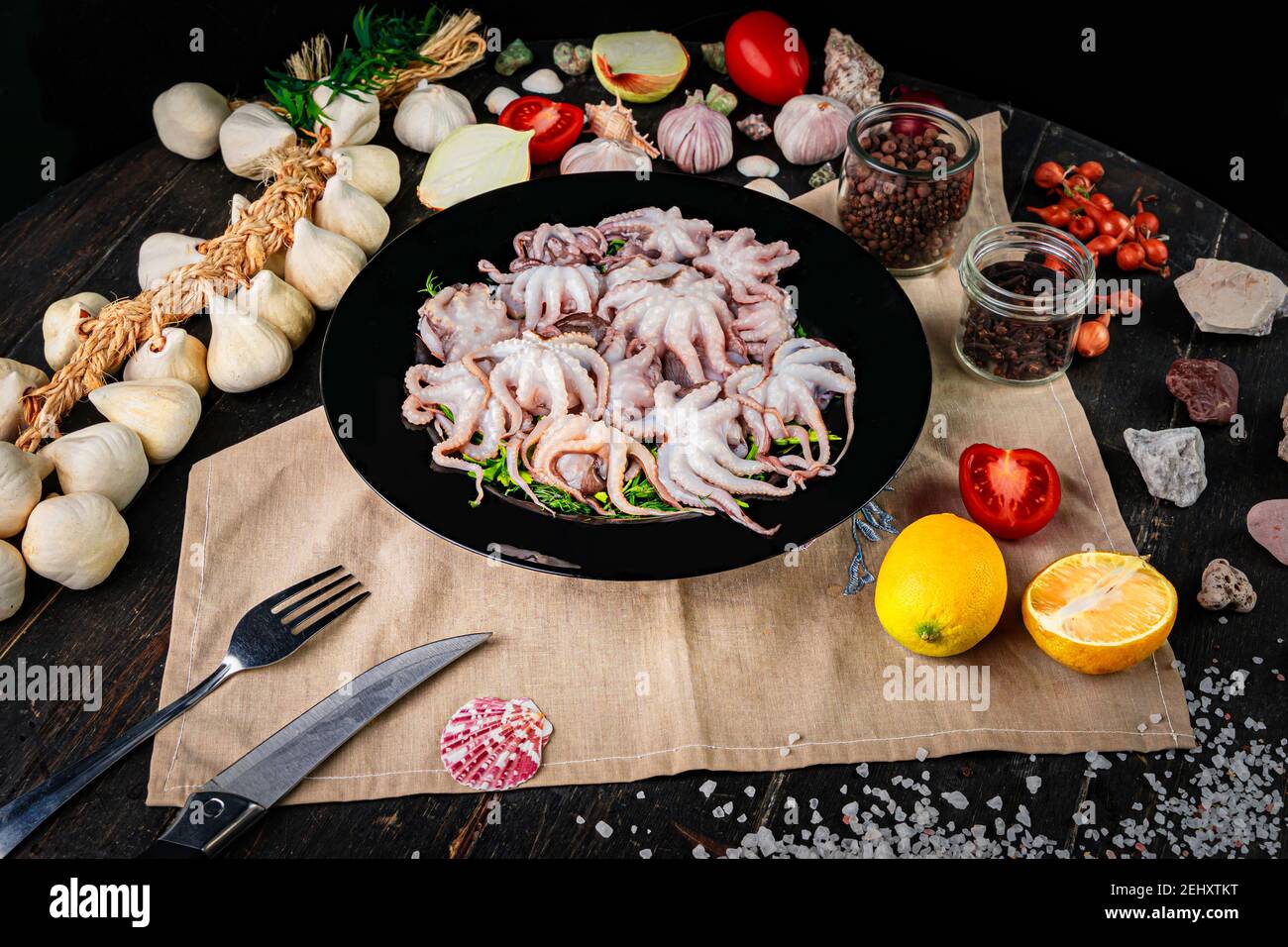 Rohe Babykrake in einem schwarzen Teller. Bio-Meeresfrüchte. Draufsicht. Stockfoto