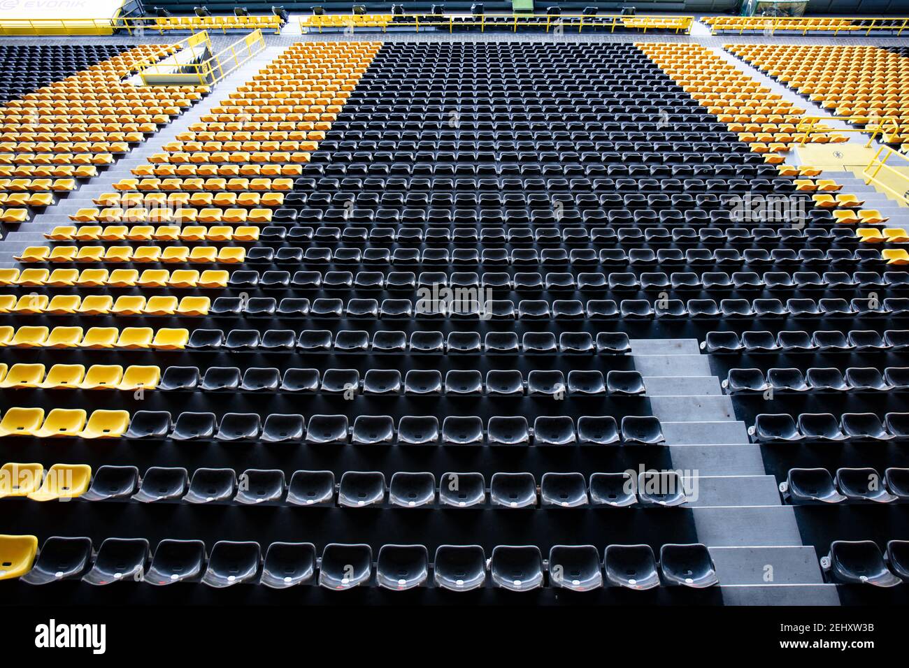 Leere Plätze eines leeren Fußballstadions Stockfoto