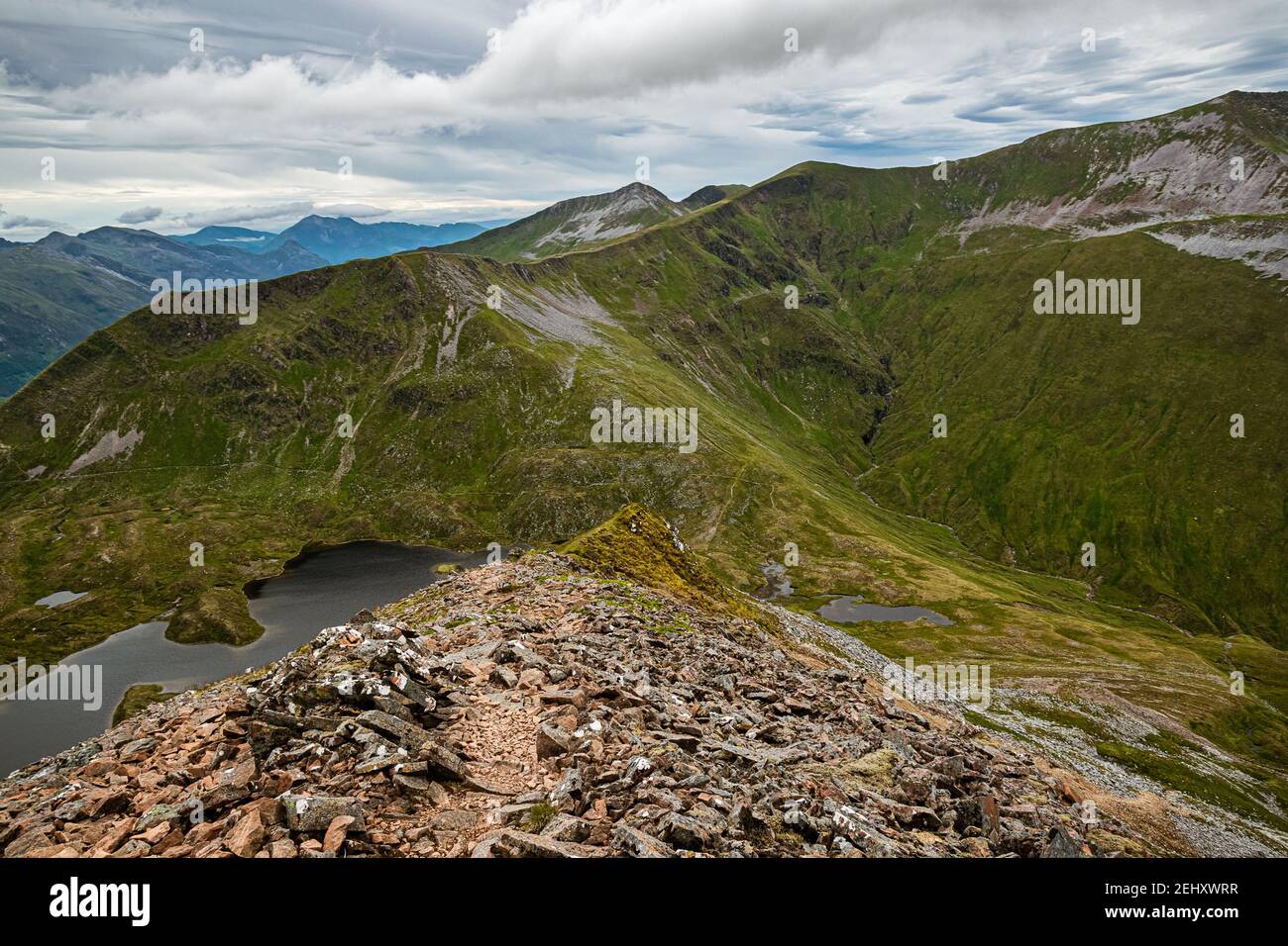 Schottisches Hochland Berglandschaft. Der Gipfel von Sgurr Eilde Mor auf der anderen Seite des kleinen Lochans vom Wanderweg in Mamores Range, Schottland Stockfoto