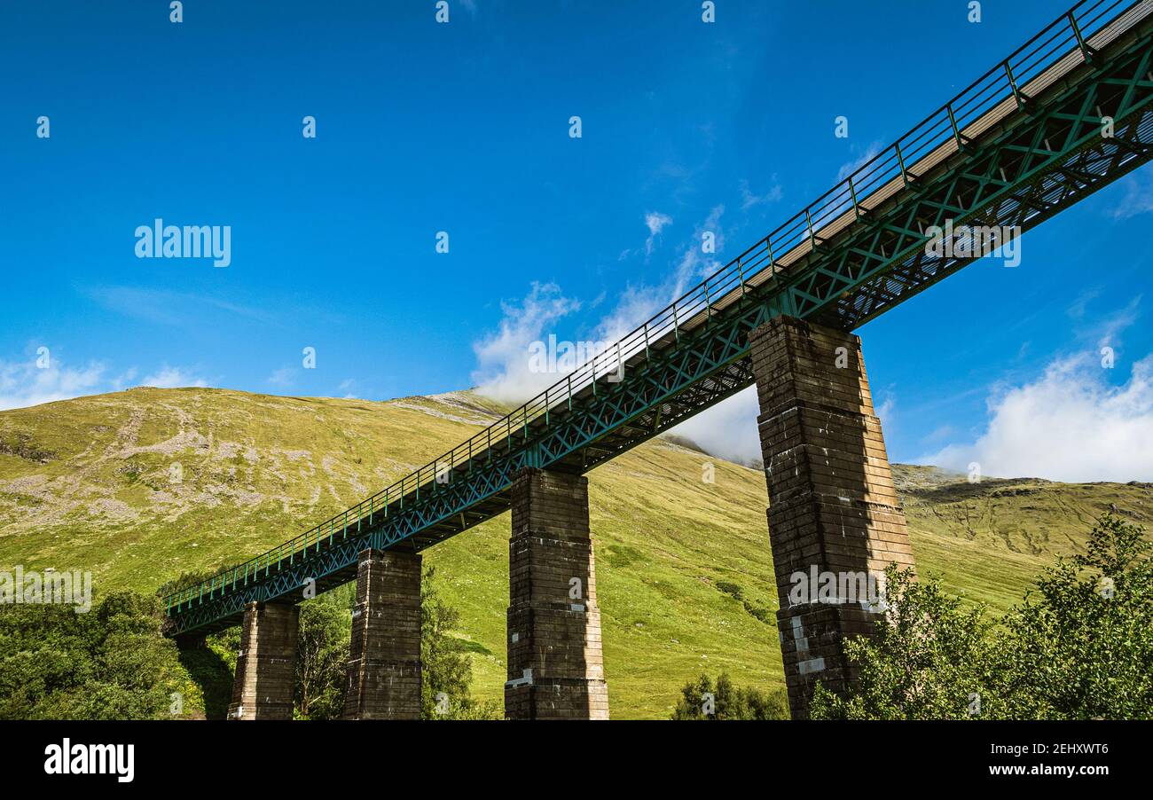 Zugviadukt in Glen auch in den schottischen Highlands. Sommer schottische Berglandschaft. Stockfoto