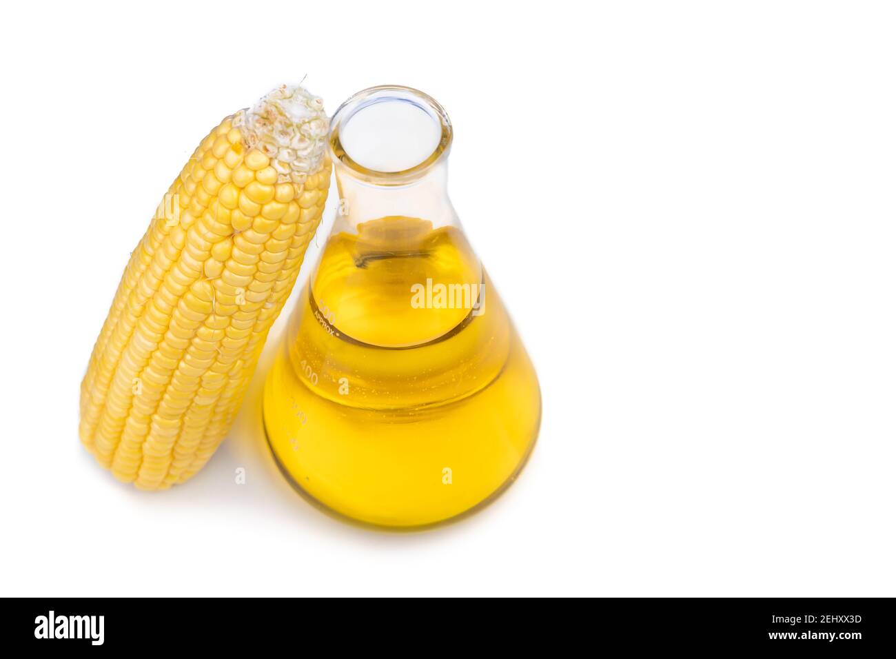 Ethanol Biokraftstoff aus Maislabyrinth mit Becher im Labor abgeleitet Stockfoto