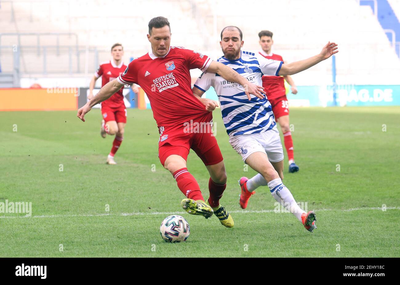 Duisburg, Deutschland. 20th Feb, 2021. firo: 20.02.2021 Fußball: Fußball: 3rd Bundesliga-Saison 2020/21 MSV Duisburg - SpVgg Unterhaching SpVgg Robert Muller, MSV Ahmet Engin, Duelle, Duell, Nutzung weltweit Credit: dpa/Alamy Live News Stockfoto