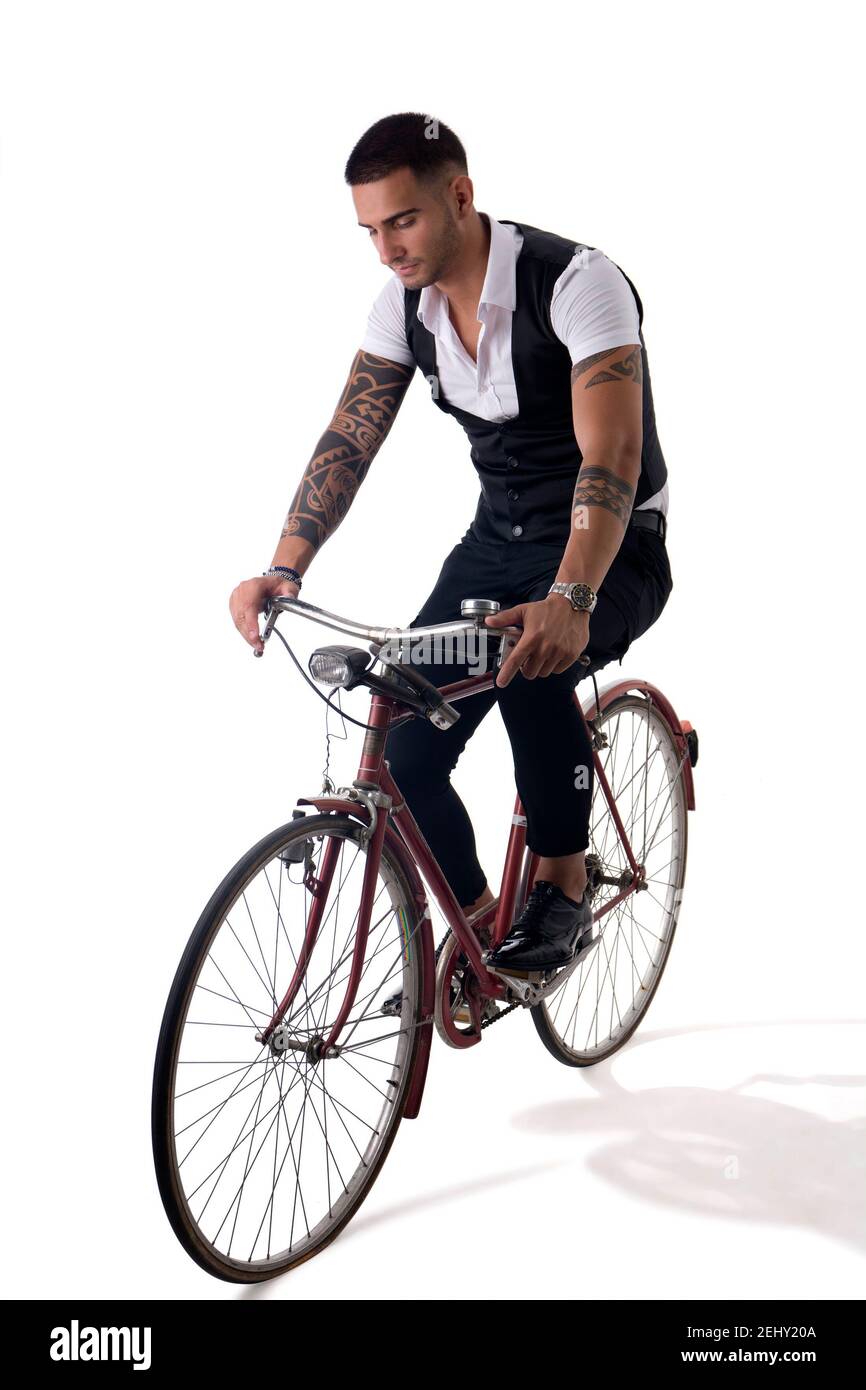 Tasierter eleganter Mann, der sein Fahrrad in istudio fährt Stockfoto