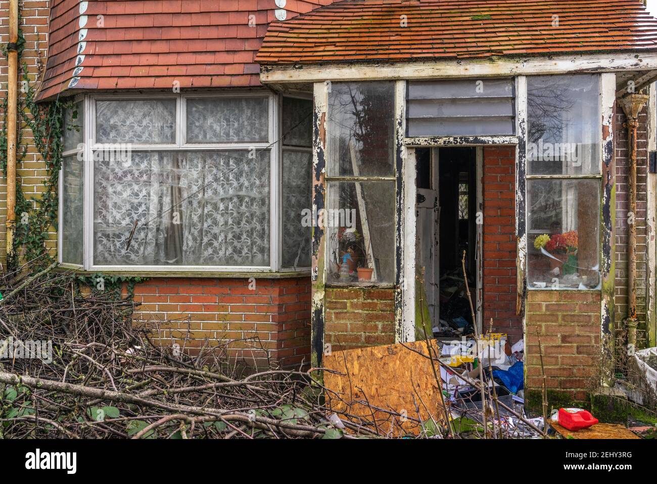 Eingang zu einem vernachlässigten, verlassenen Doppelhaushälfte in squalor und sehr schlechten Zustand Southampton, England, Großbritannien Stockfoto