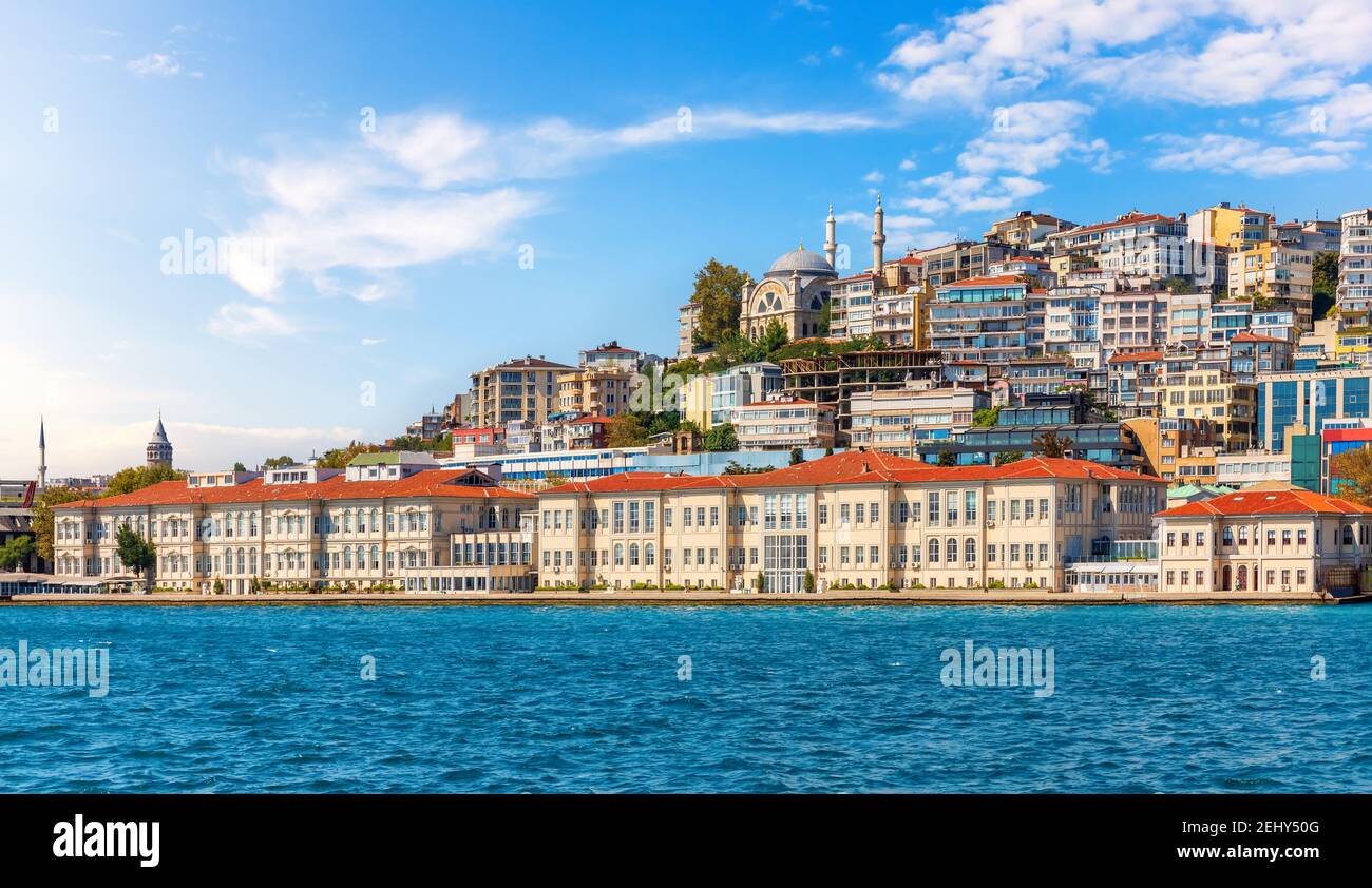 Die Küste von Istanbul mit Cihangir Moschee, Bosporus, Türkei Stockfoto