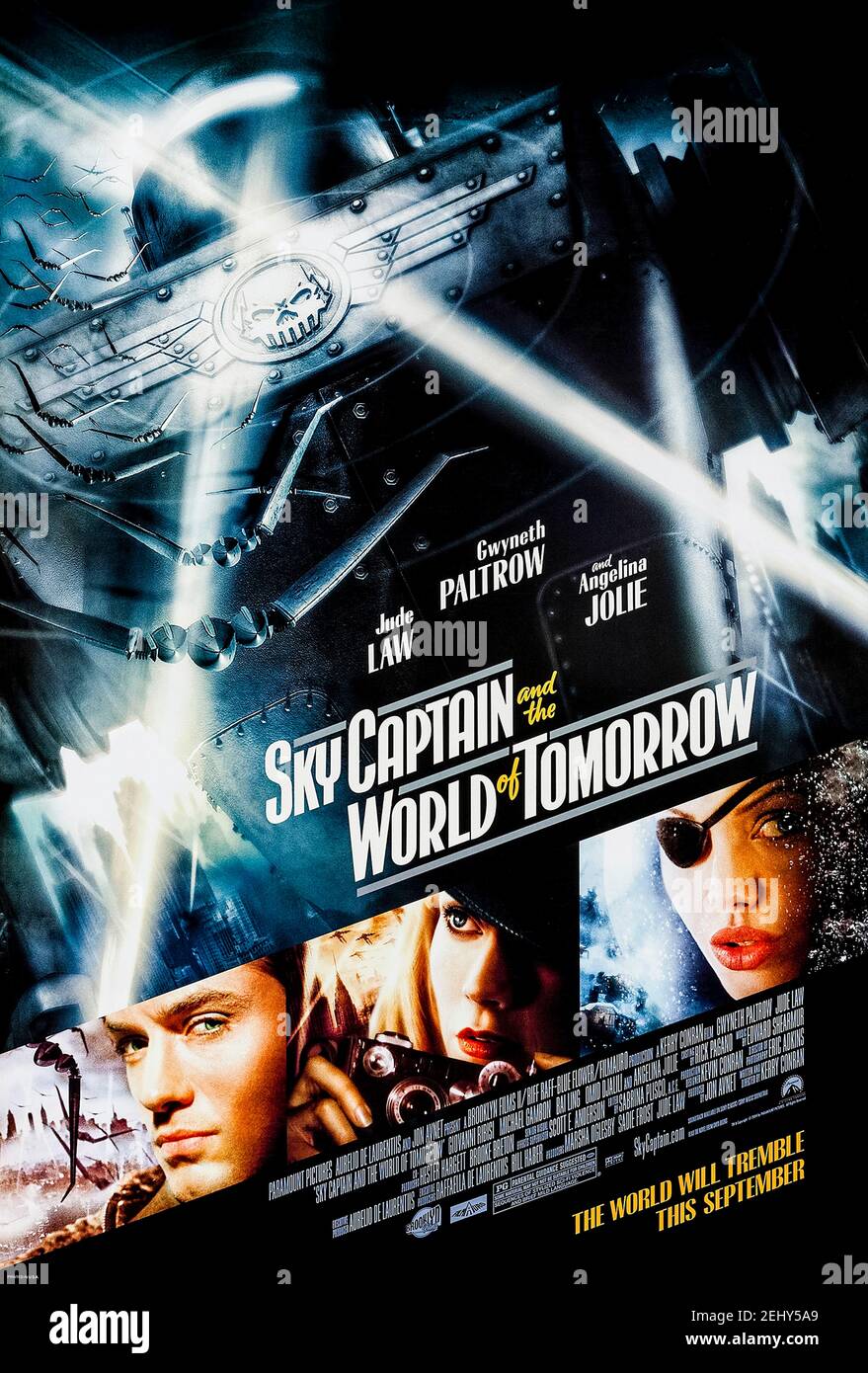 Sky Captain and the World of Tomorrow (2004) Regie: Kerry Conran mit Gwyneth Paltrow, Jude Law und Angelina Jolie. Ein Reporter und Pilot versuchen, den Ursprung der fliegenden Roboter zu entdecken, die New York City angreifen. Stockfoto