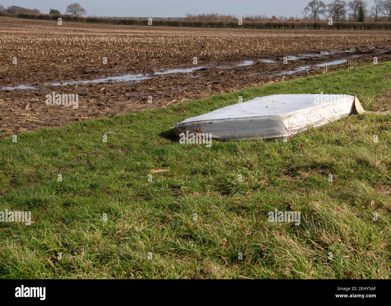 Eine alte Matratze auf der Seite einer Landschaft weggeworfen Straße in Norfolk England Stockfoto