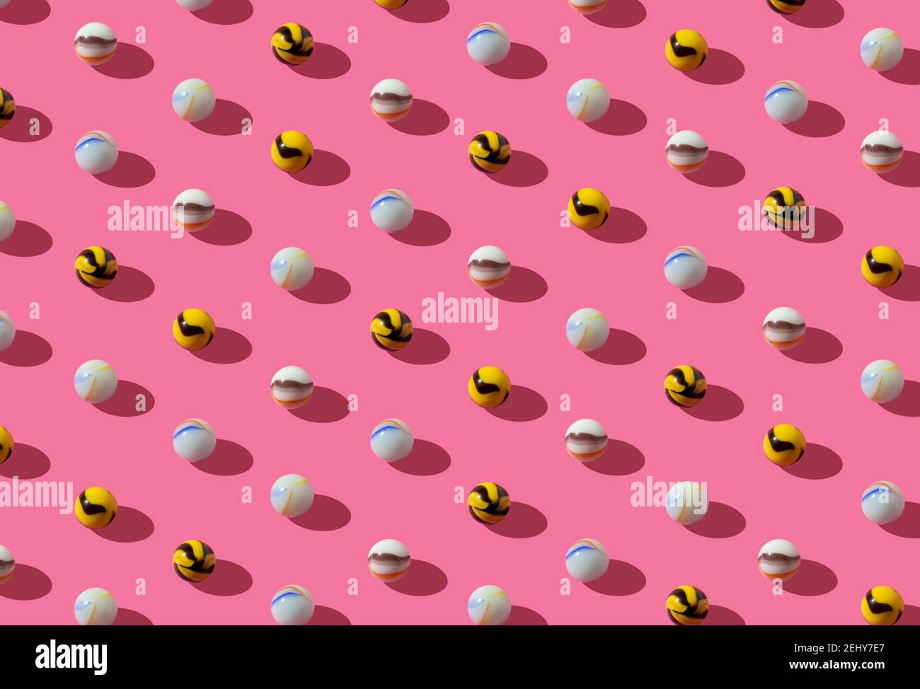Muster mit Vintage-Glasmarmeln in verspielten Farben auf rosa Hintergrund. Retro isometrisches kreatives Lyout. Stockfoto