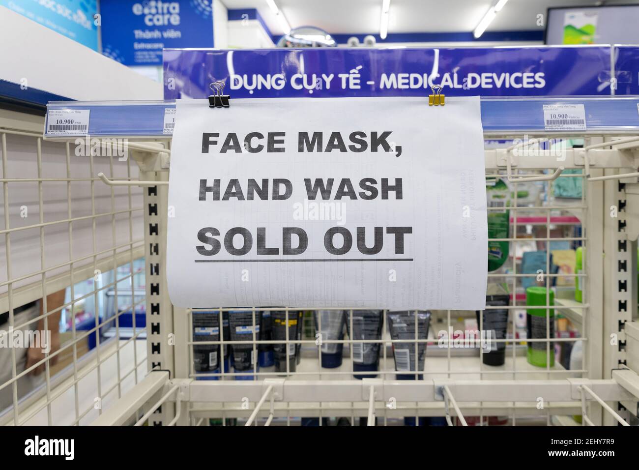 Leere Regale in einer Apotheke im Bezirk 1 während des Coronavirus-Ausbruchs, mit der Meldung, dass die Gesichtsmasken und die Handwäsche ausverkauft sind Stockfoto