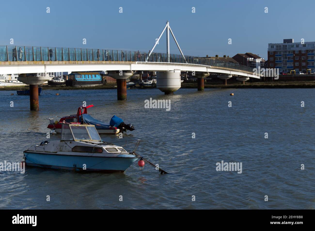 Zwei Boote vor Anker neben der Shoreham Adur Ferry Bridge, die den Fluss Adur überquert und die Hauptstadt mit Shoreham by Sea verbindet. Stockfoto