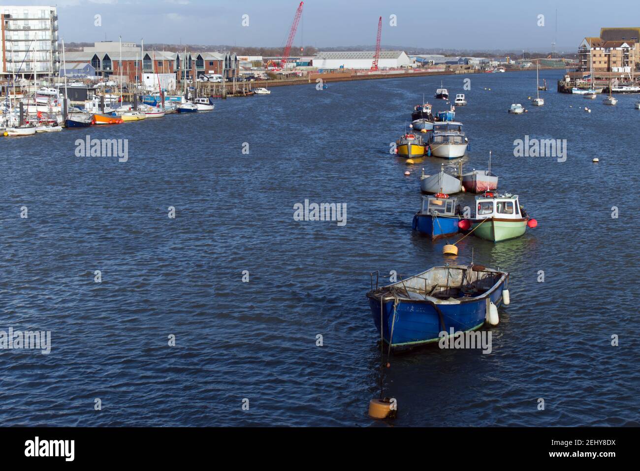 Kleine Boote, die auf den Pontons des Flusses Adur festgemacht sind und bei Flut mitten im Fluss vor Anker liegen. Stockfoto