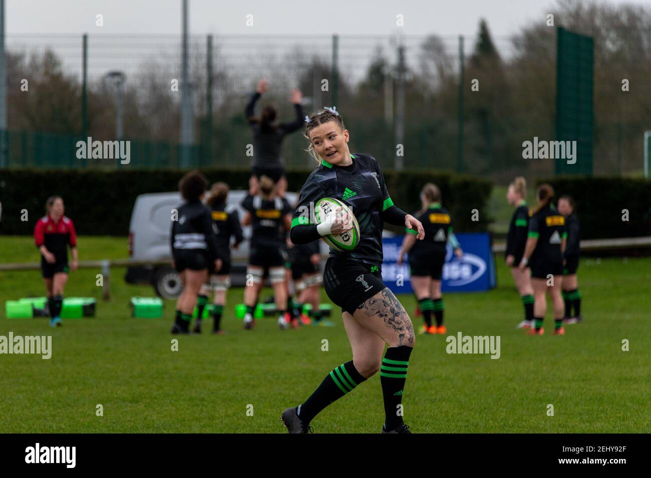 Beth Wilcock (#11 Harlequins Women) beim Aufwärmen für das Allianz Premier 15s Spiel zwischen Harlequins Women und Wesps FC Ladies im Surrey Sports Park in Guildford, England. Stockfoto